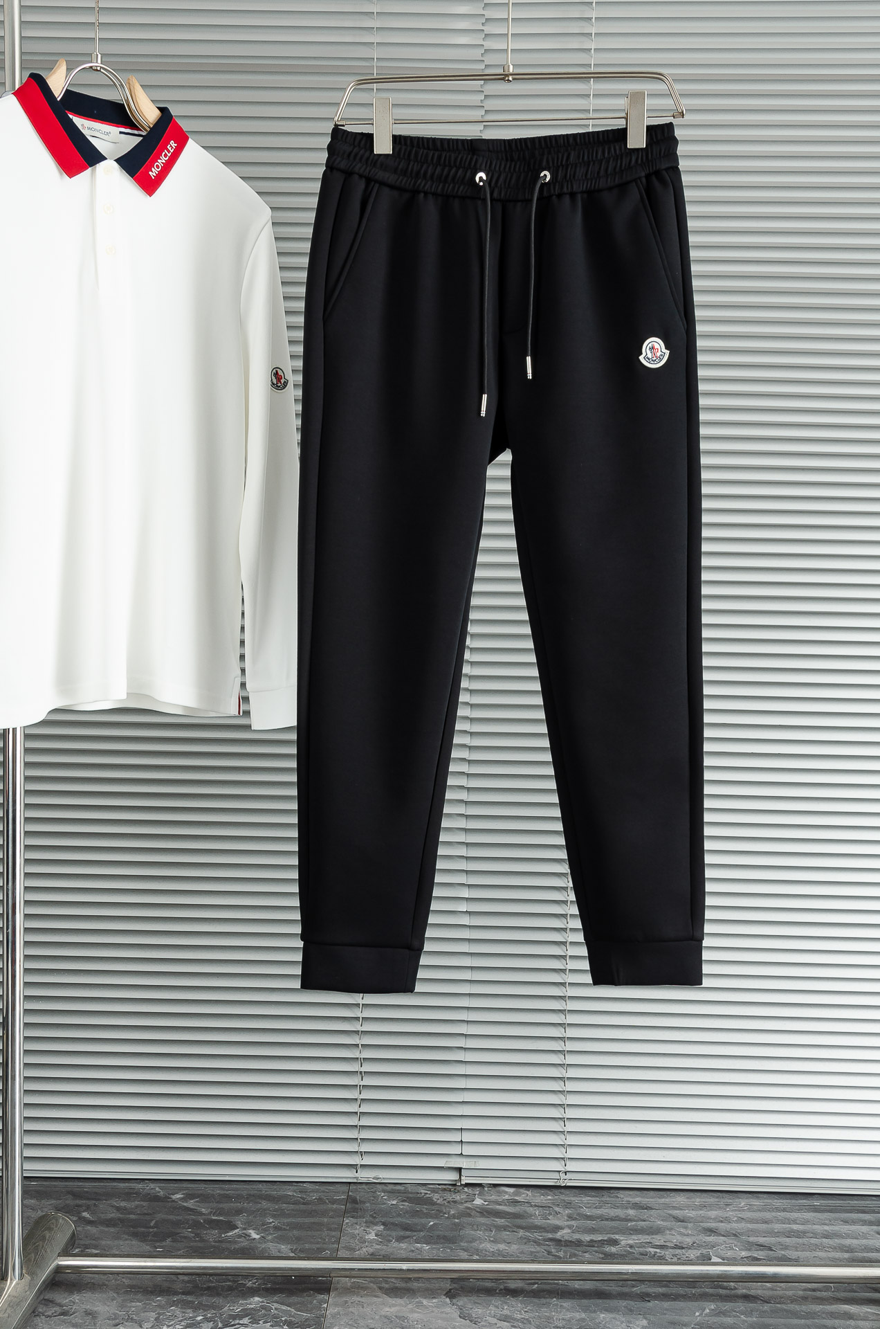 MONC*LER蒙/口26FW精梳棉混纺挺括有型自带筋骨感抗皱性极强四面弹力包容性好弹力松紧腰搭配抽绳设