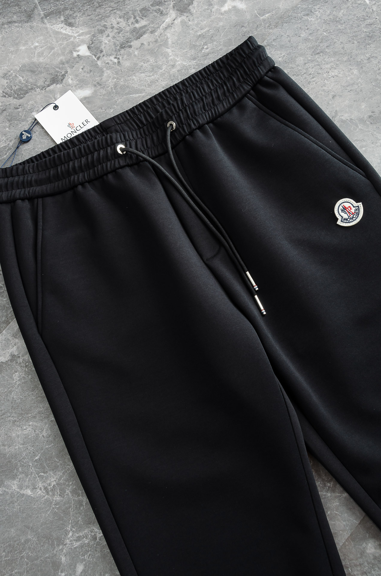 MONC*LER蒙/口26FW精梳棉混纺挺括有型自带筋骨感抗皱性极强四面弹力包容性好弹力松紧腰搭配抽绳设