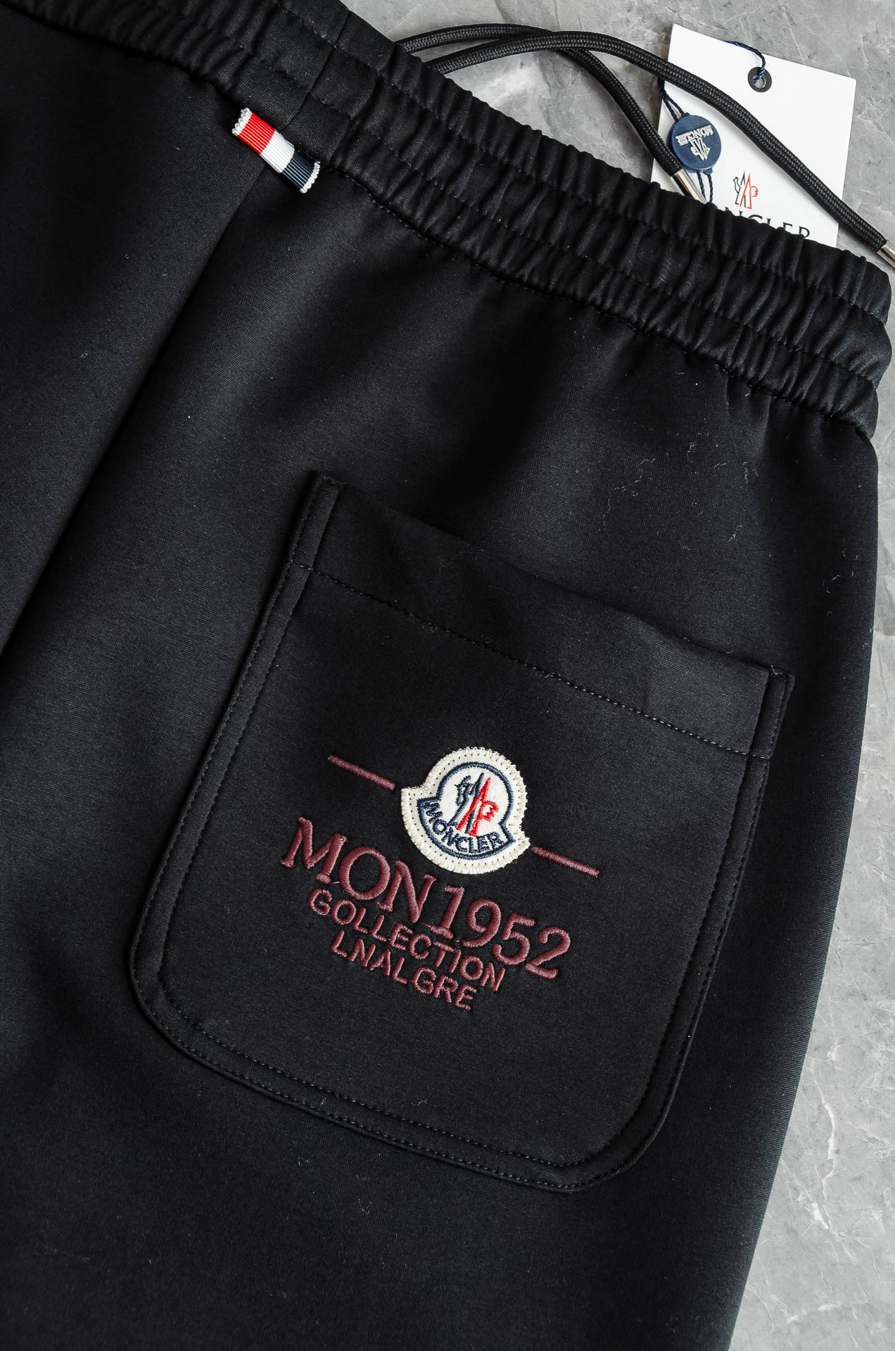 MONC*LER蒙/口26FW精梳棉混纺挺括有型自带筋骨感抗皱性极强四面弹力包容性好弹力松紧腰搭配抽绳设