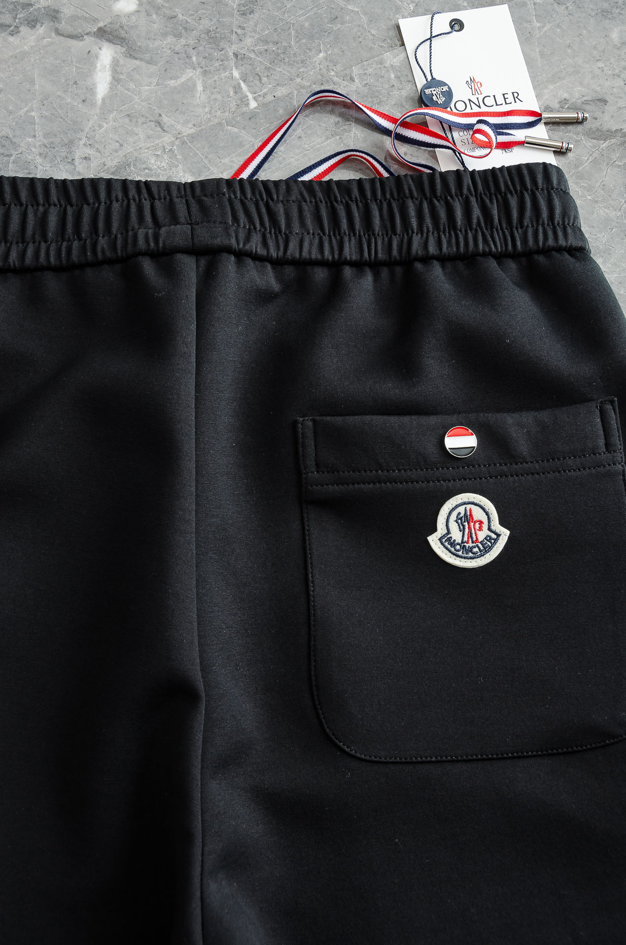 MONC*LER蒙/口26FW精梳棉混纺挺括有型自带筋骨感抗皱性极强四面弹力包容性好弹力松紧腰搭配抽绳设