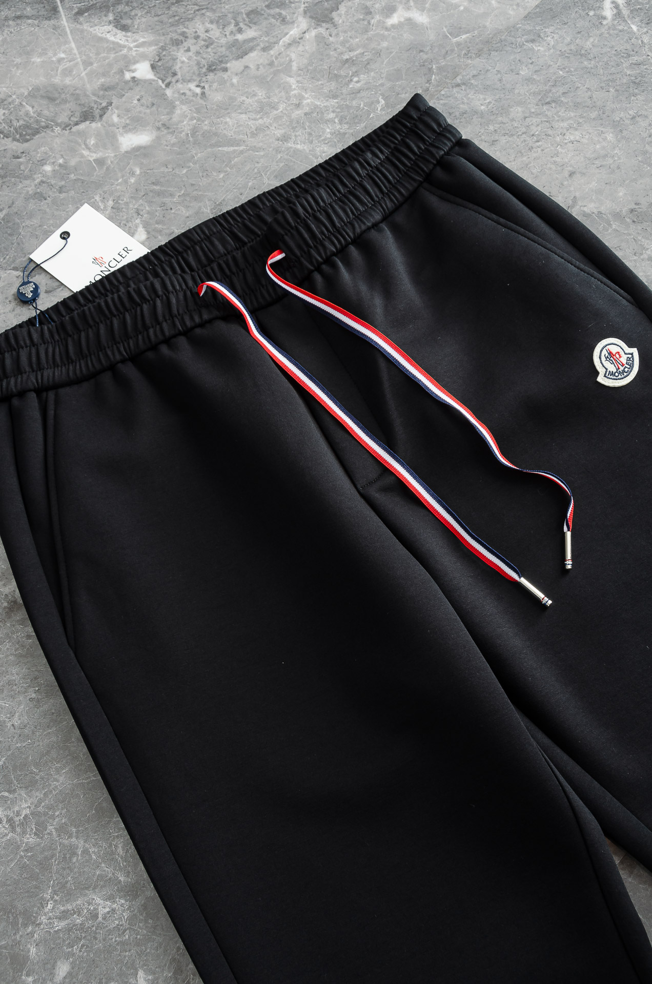 MONC*LER蒙/口26FW精梳棉混纺挺括有型自带筋骨感抗皱性极强四面弹力包容性好弹力松紧腰搭配抽绳设