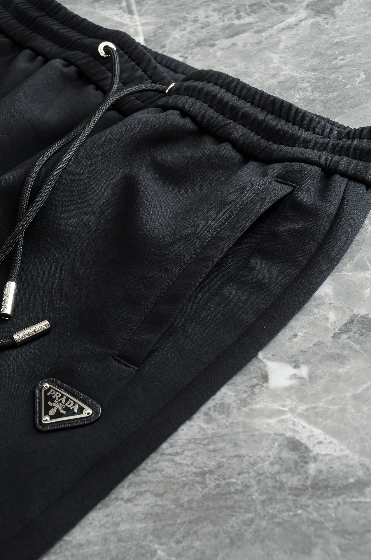 PRA*DA.普拉＊达26FW精梳棉混纺挺括有型自带筋骨感抗皱性极强四面弹力包容性好弹力松紧腰搭配抽绳设