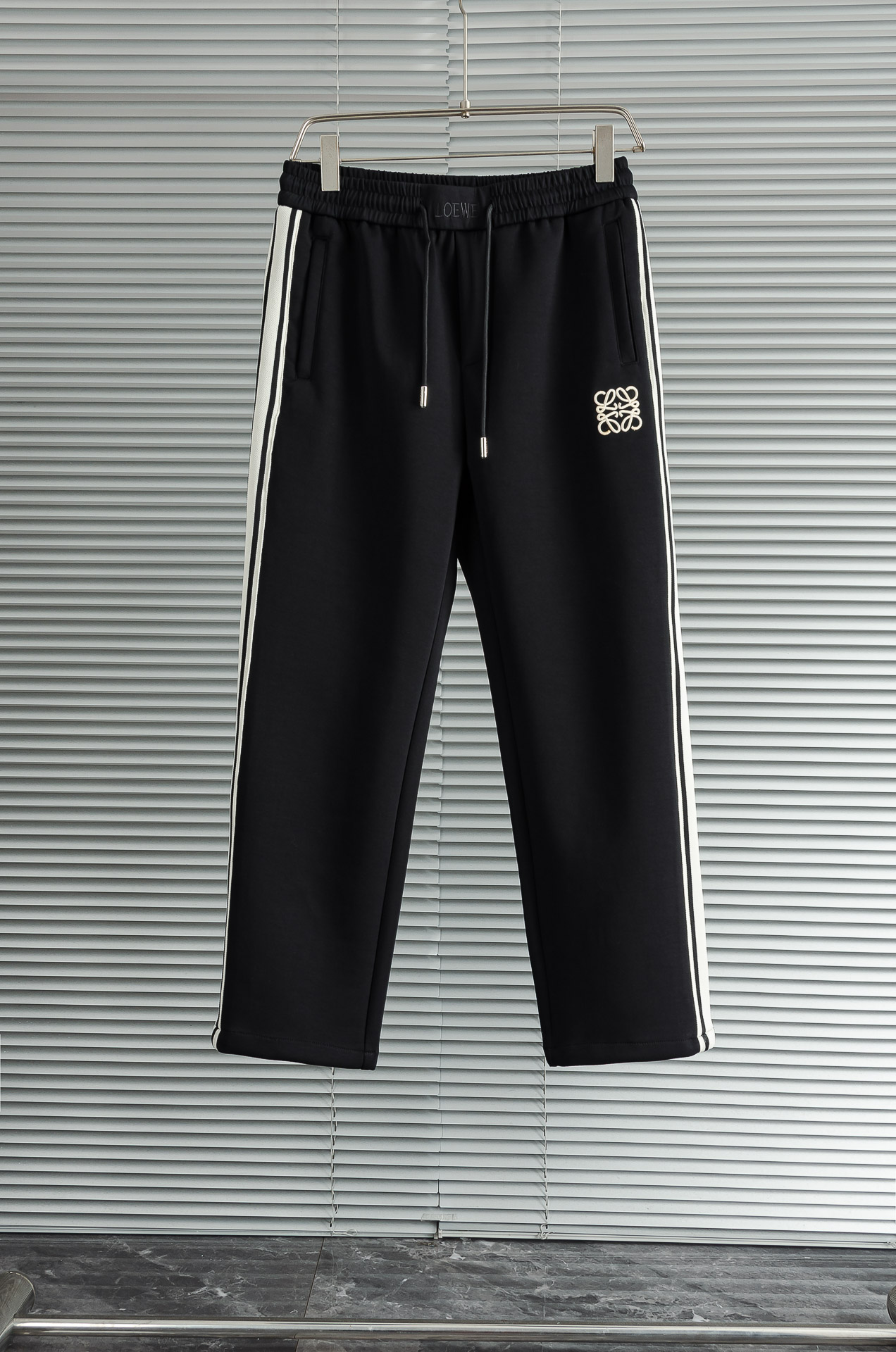 LOE*WE罗意＊威26FW精梳棉混纺挺括有型自带筋骨感抗皱性极强四面弹力包容性好弹力松紧腰搭配抽绳设计