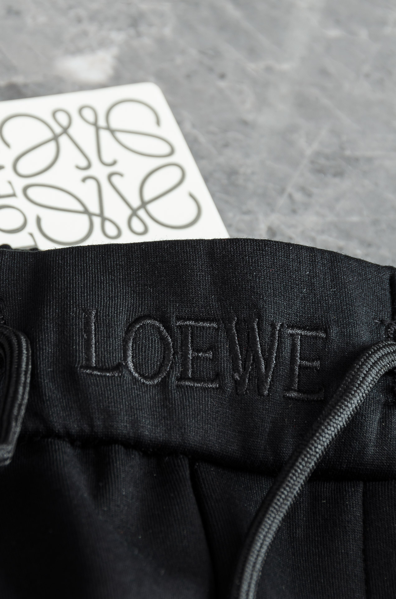 LOE*WE罗意＊威26FW精梳棉混纺挺括有型自带筋骨感抗皱性极强四面弹力包容性好弹力松紧腰搭配抽绳设计