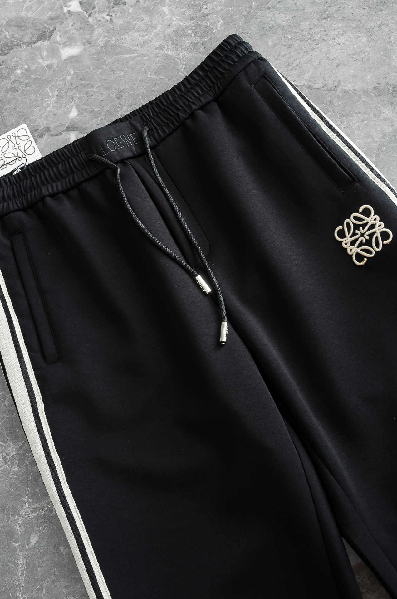 LOE*WE罗意＊威26FW精梳棉混纺挺括有型自带筋骨感抗皱性极强四面弹力包容性好弹力松紧腰搭配抽绳设计