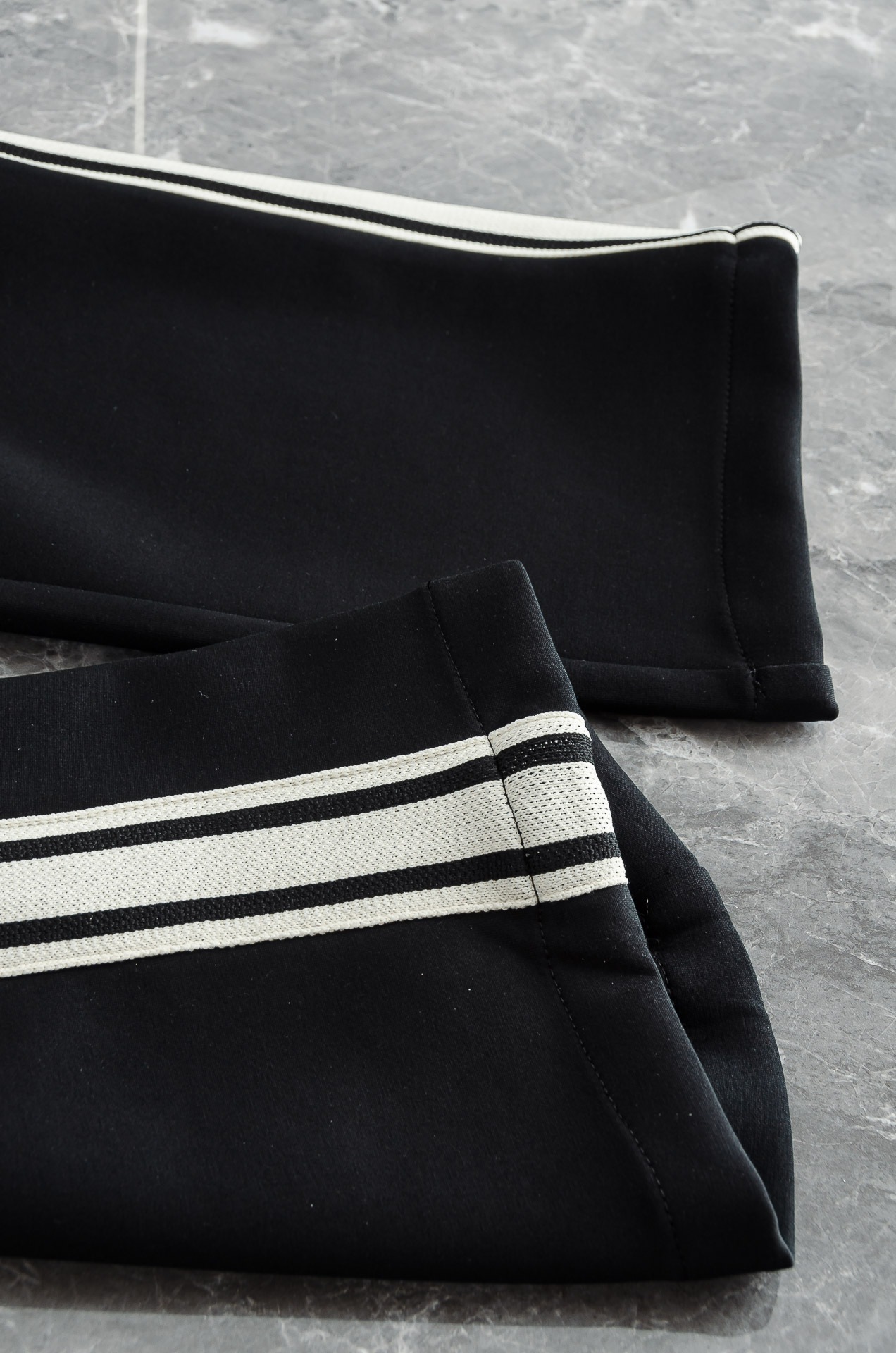 LOE*WE罗意＊威26FW精梳棉混纺挺括有型自带筋骨感抗皱性极强四面弹力包容性好弹力松紧腰搭配抽绳设计