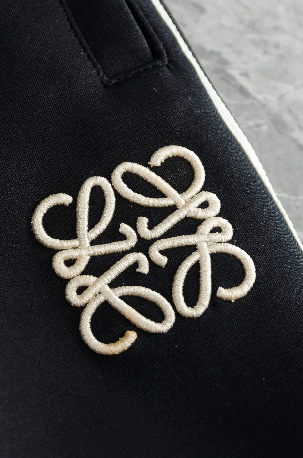 LOE*WE罗意＊威26FW精梳棉混纺挺括有型自带筋骨感抗皱性极强四面弹力包容性好弹力松紧腰搭配抽绳设计