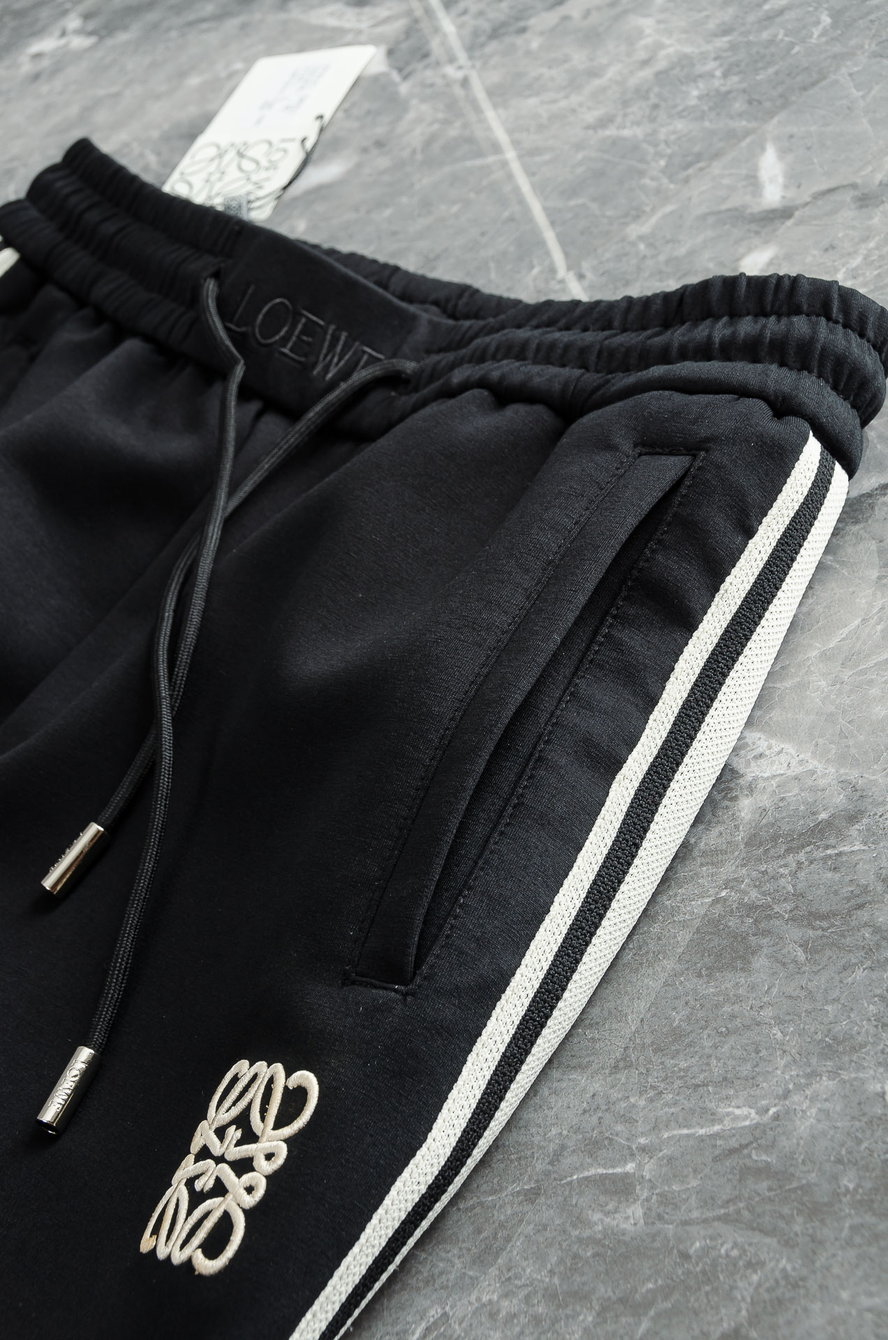 LOE*WE罗意＊威26FW精梳棉混纺挺括有型自带筋骨感抗皱性极强四面弹力包容性好弹力松紧腰搭配抽绳设计