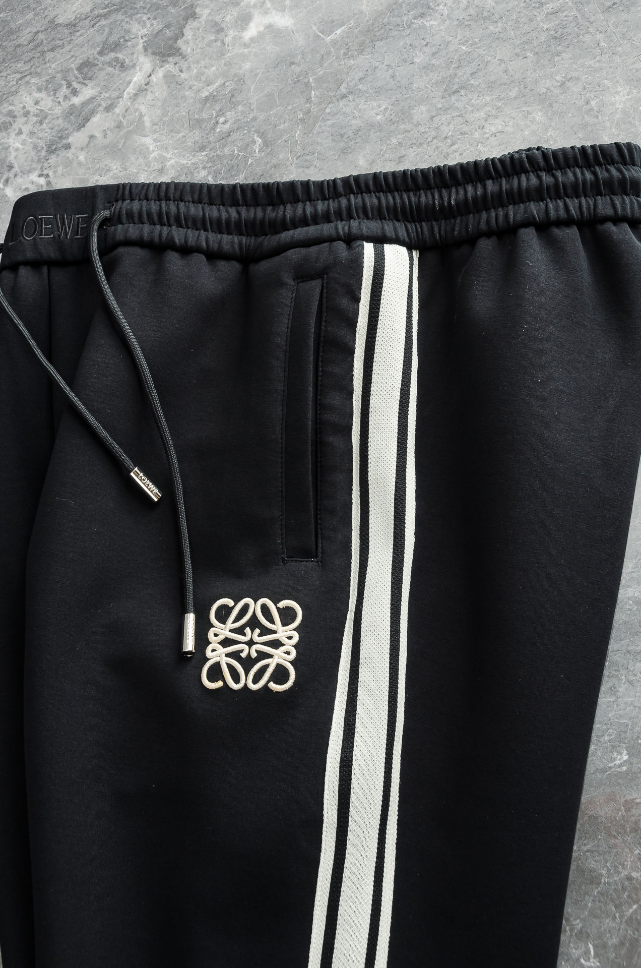 LOE*WE罗意＊威26FW精梳棉混纺挺括有型自带筋骨感抗皱性极强四面弹力包容性好弹力松紧腰搭配抽绳设计