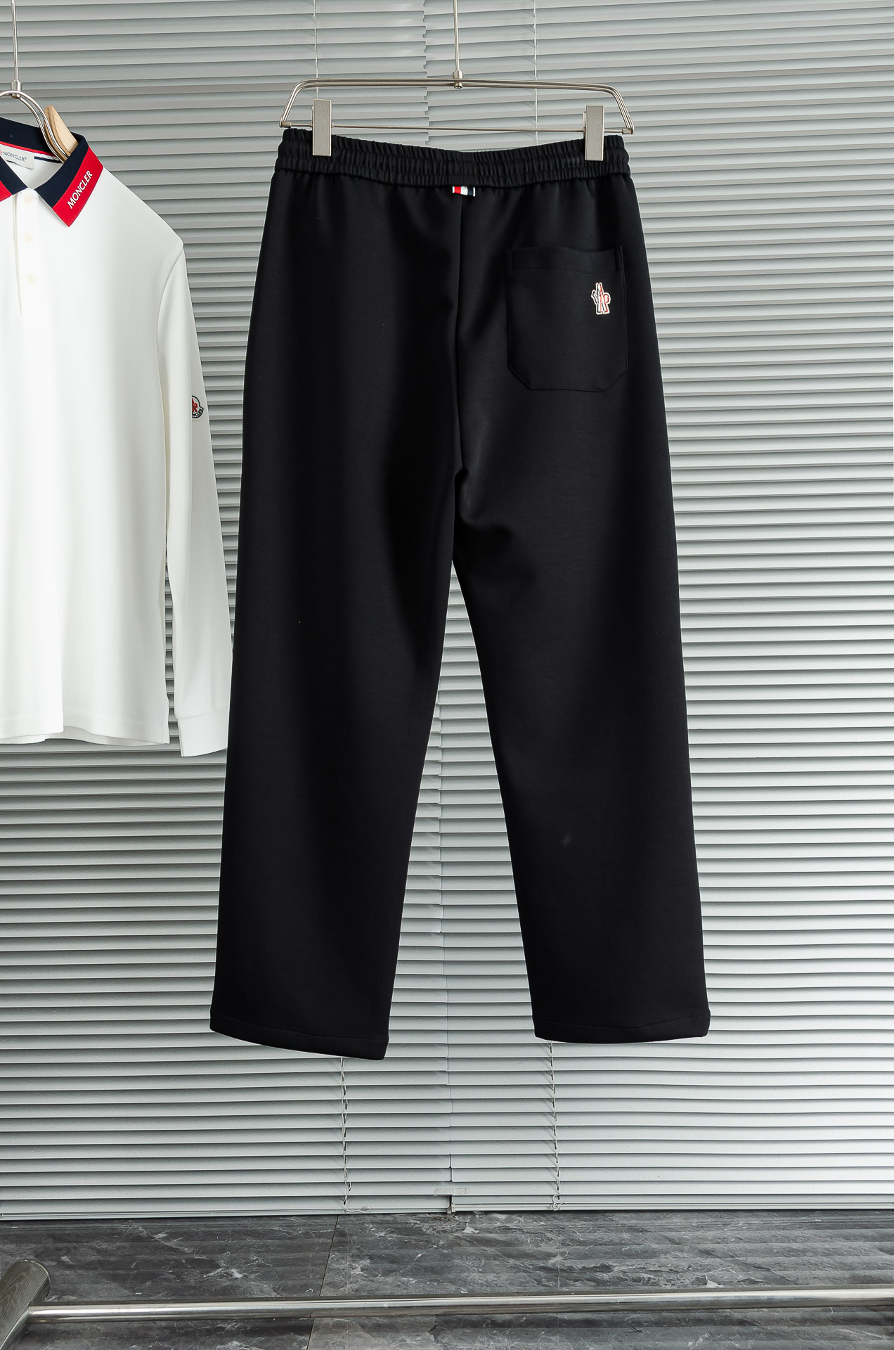 MONC*LER蒙/口26FW精梳棉混纺挺括有型自带筋骨感抗皱性极强四面弹力包容性好弹力松紧腰搭配抽绳设