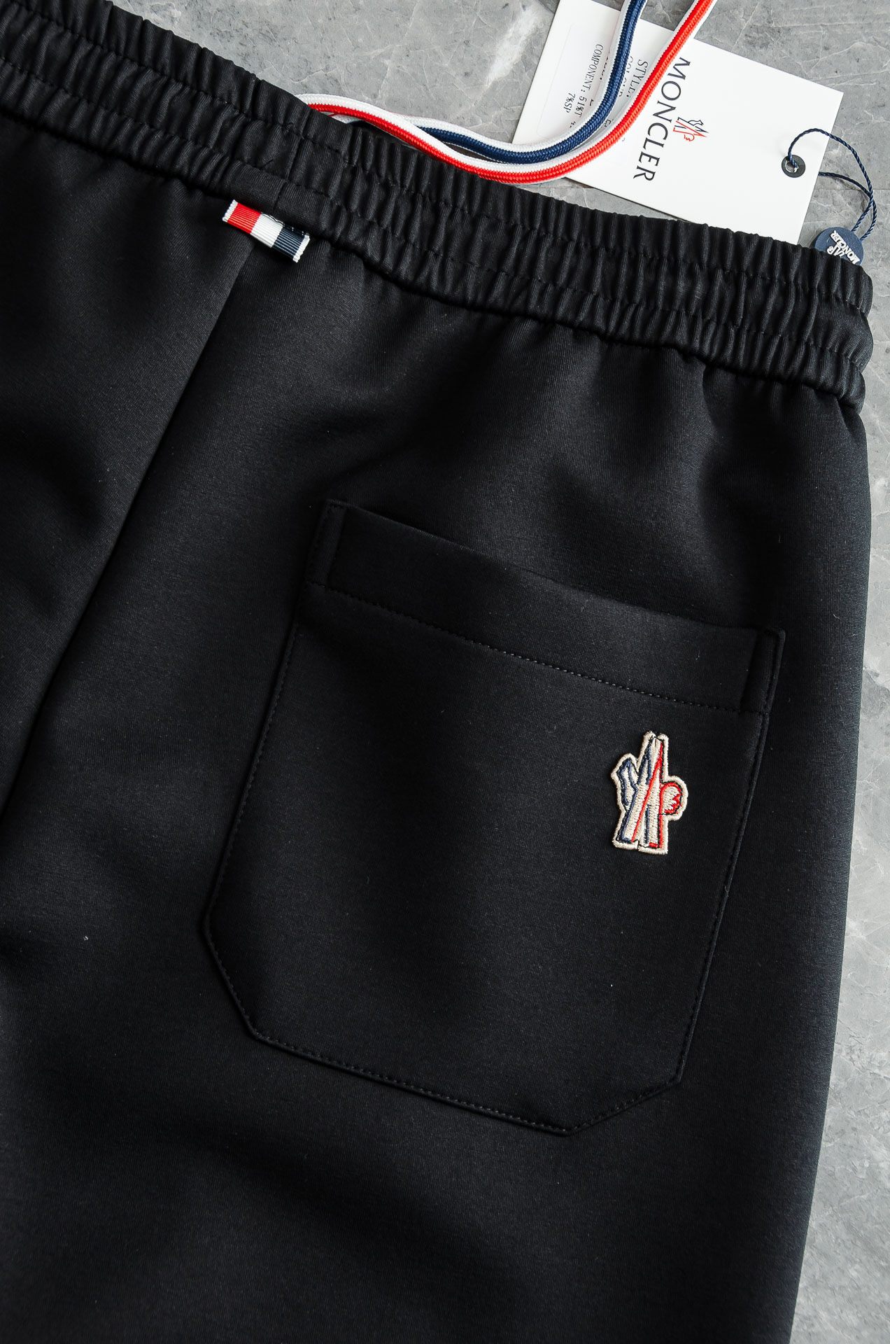 MONC*LER蒙/口26FW精梳棉混纺挺括有型自带筋骨感抗皱性极强四面弹力包容性好弹力松紧腰搭配抽绳设