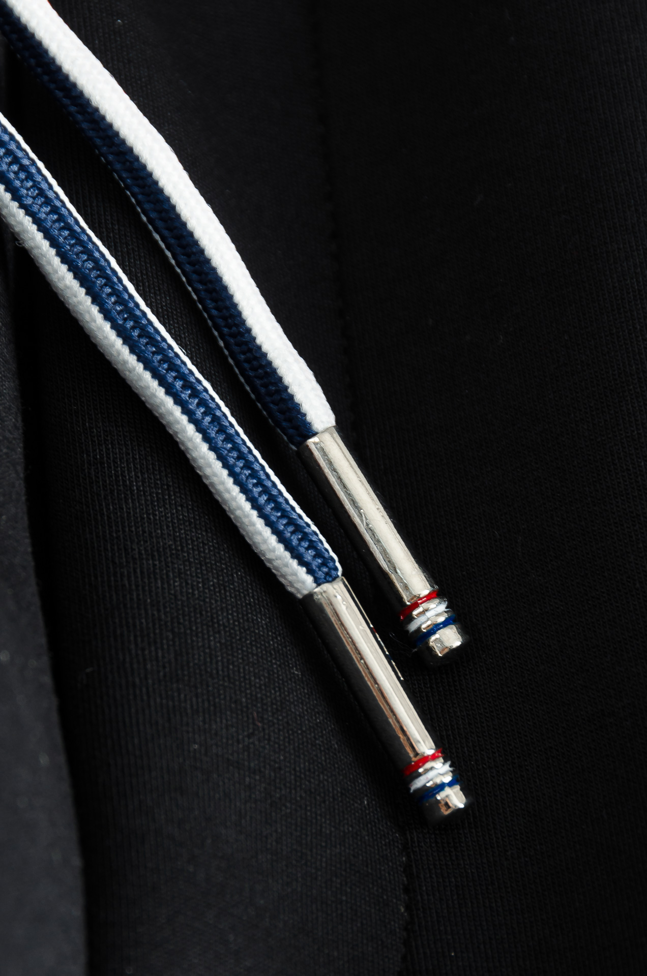 MONC*LER蒙/口26FW精梳棉混纺挺括有型自带筋骨感抗皱性极强四面弹力包容性好弹力松紧腰搭配抽绳设