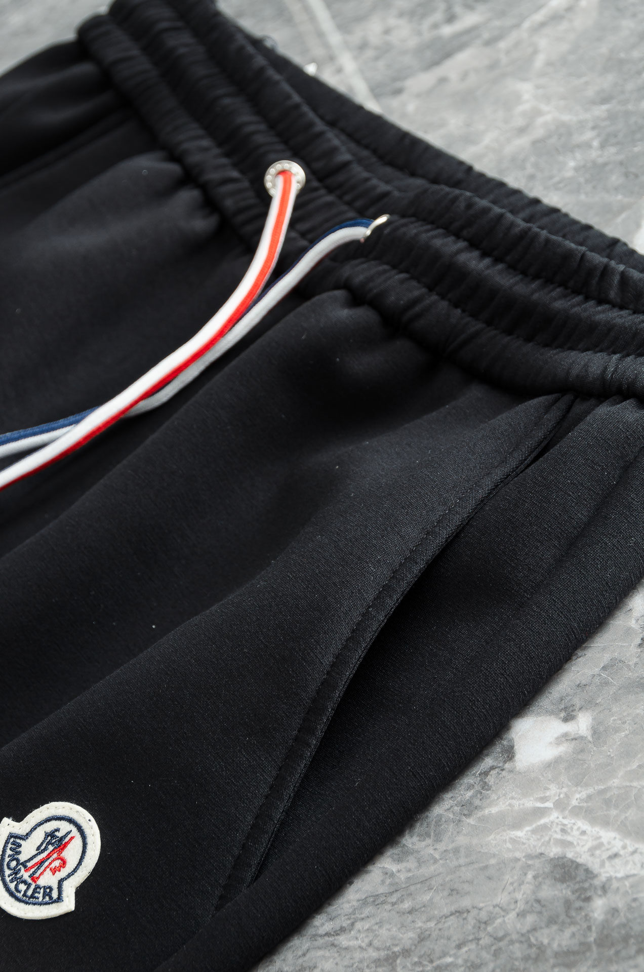 MONC*LER蒙/口26FW精梳棉混纺挺括有型自带筋骨感抗皱性极强四面弹力包容性好弹力松紧腰搭配抽绳设