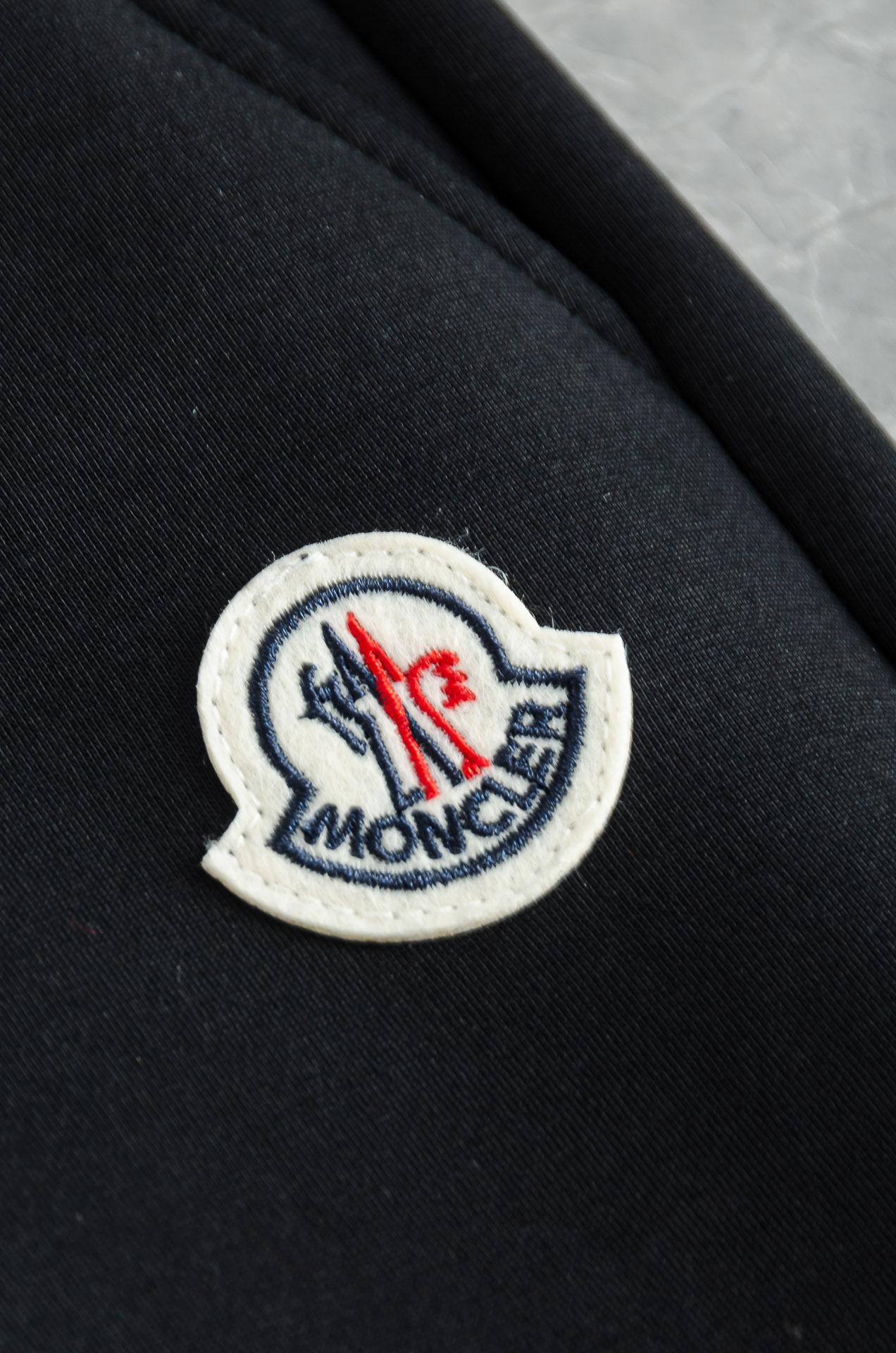 MONC*LER蒙/口26FW精梳棉混纺挺括有型自带筋骨感抗皱性极强四面弹力包容性好弹力松紧腰搭配抽绳设