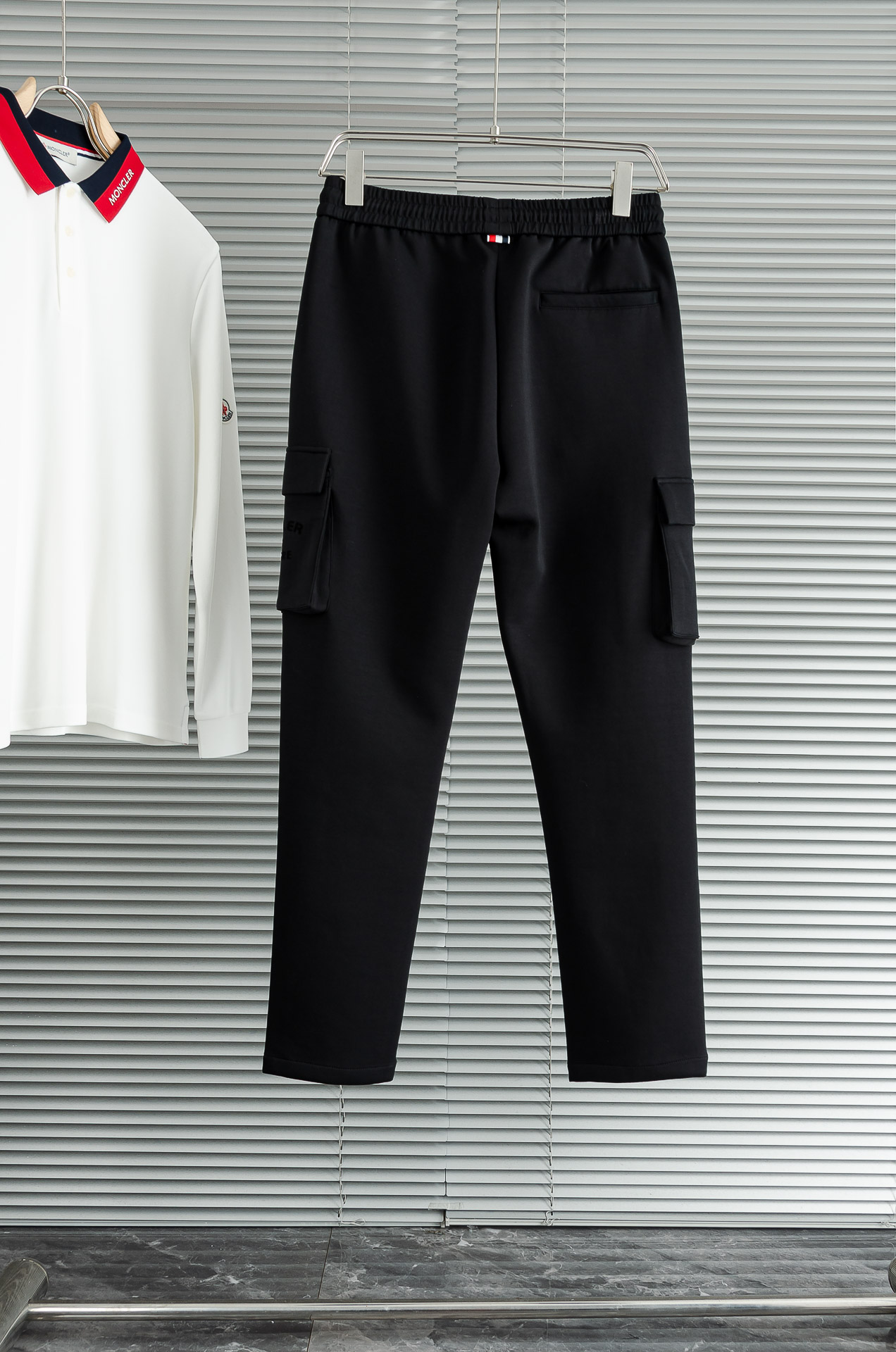 MONC*LER蒙/口26FW精梳棉混纺挺括有型自带筋骨感抗皱性极强四面弹力包容性好弹力松紧腰搭配抽绳设