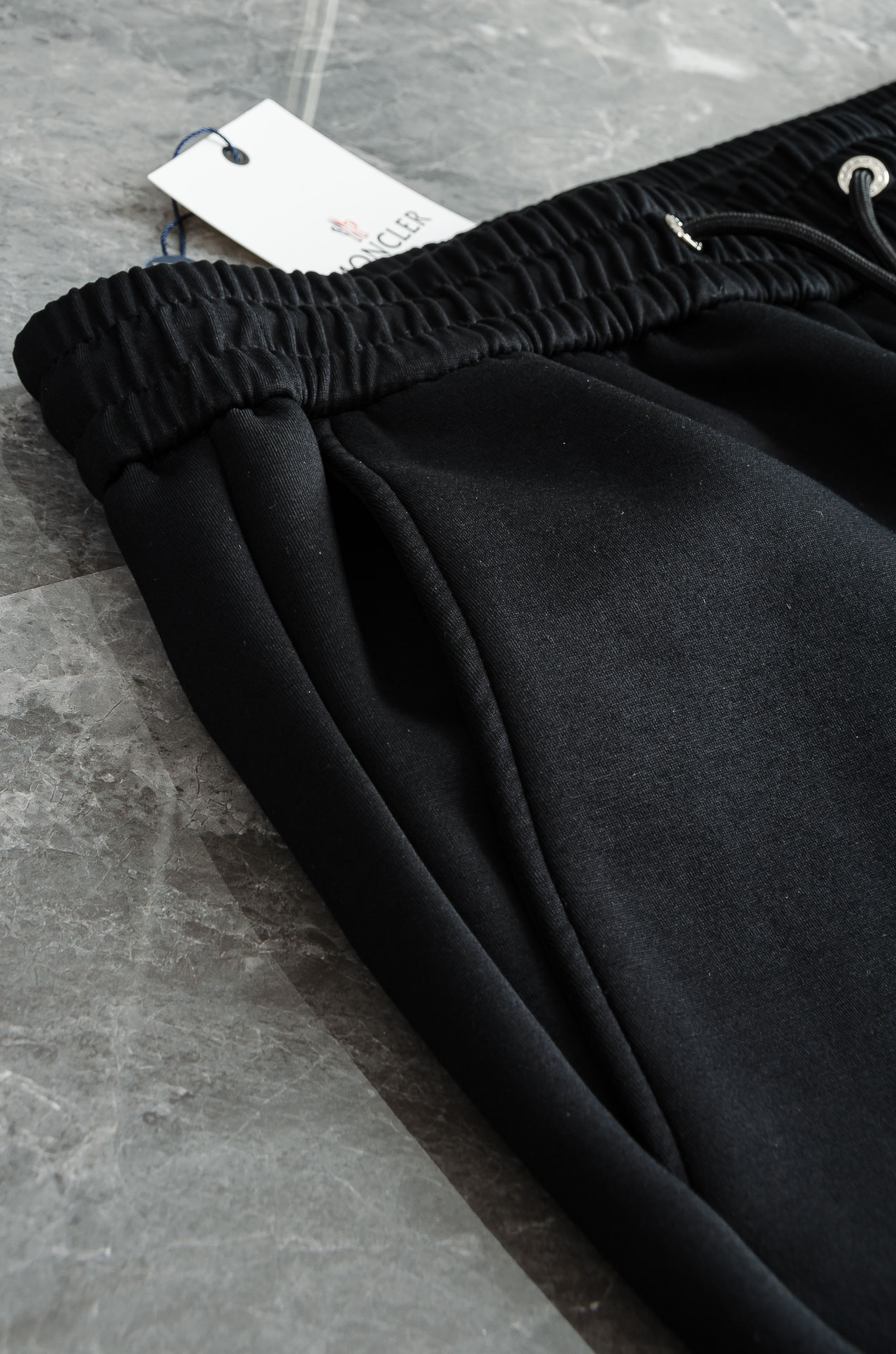 MONC*LER蒙/口26FW精梳棉混纺挺括有型自带筋骨感抗皱性极强四面弹力包容性好弹力松紧腰搭配抽绳设