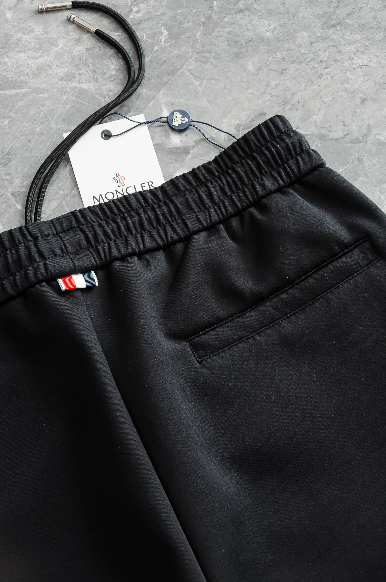 MONC*LER蒙/口26FW精梳棉混纺挺括有型自带筋骨感抗皱性极强四面弹力包容性好弹力松紧腰搭配抽绳设