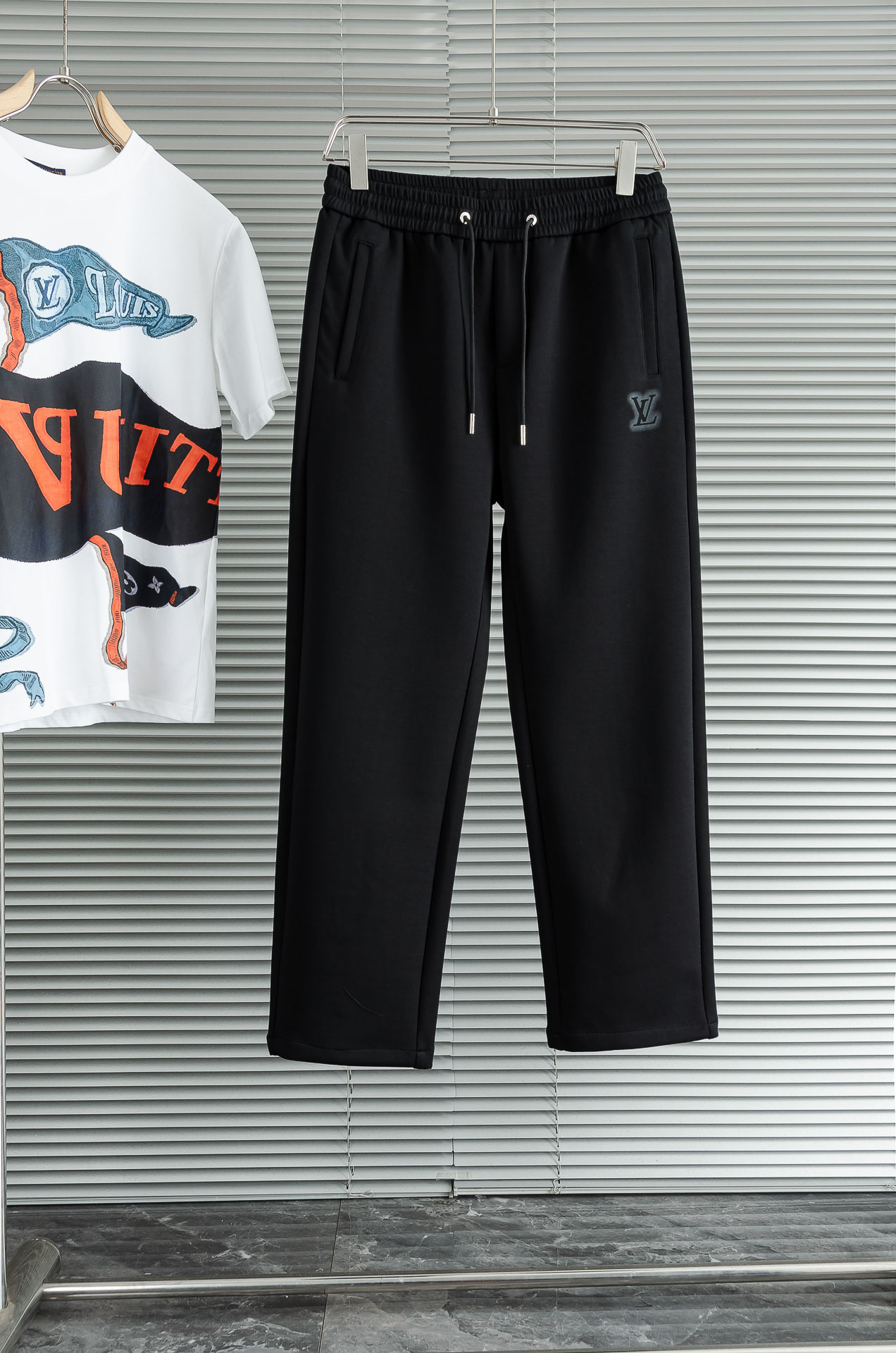 L/V 26FW精梳棉混纺挺括有型自带筋骨感抗皱性极强四面弹力包容性好弹力松紧腰搭配抽绳设计直筒立体裁剪