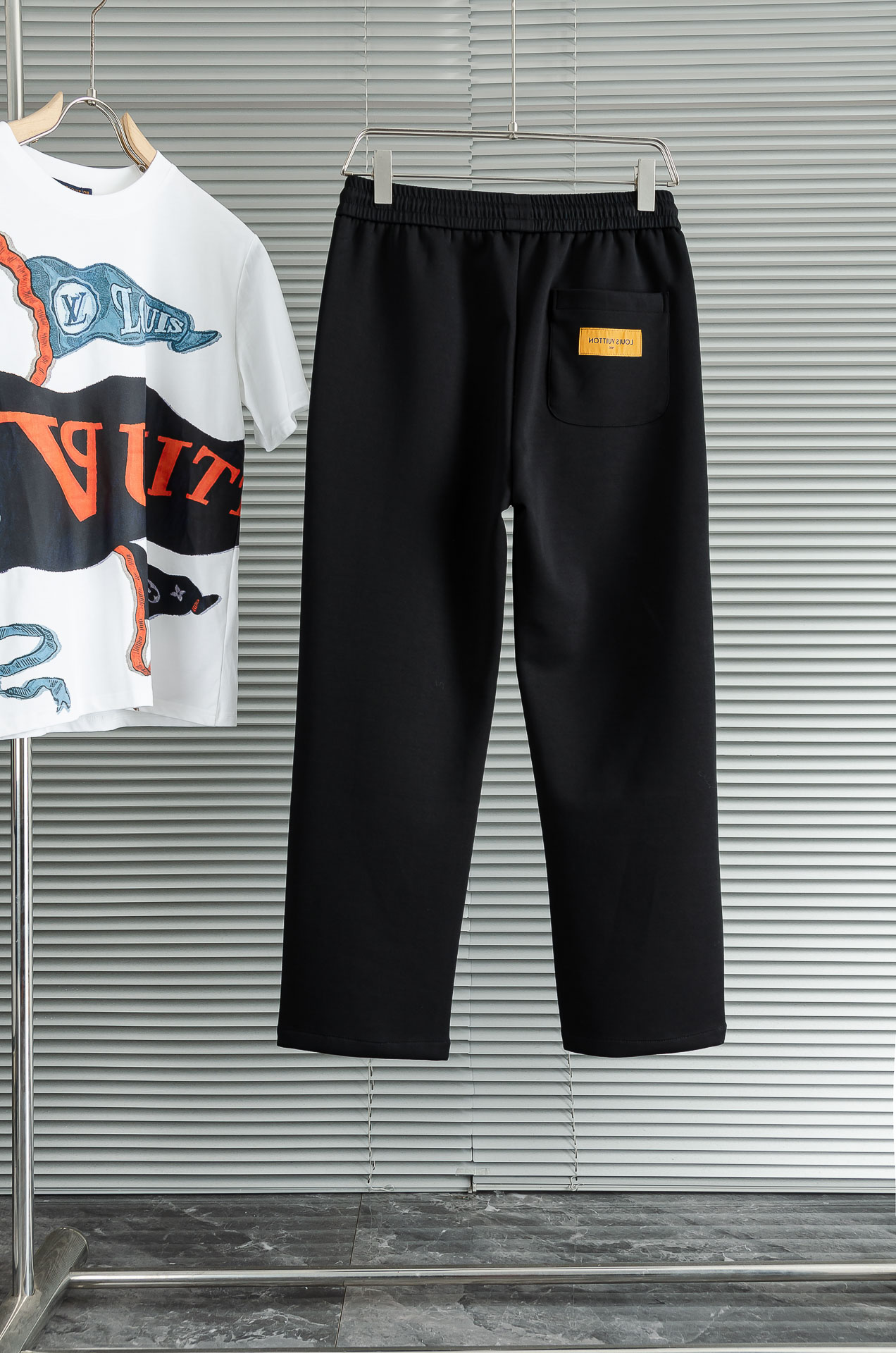 L/V 26FW精梳棉混纺挺括有型自带筋骨感抗皱性极强四面弹力包容性好弹力松紧腰搭配抽绳设计直筒立体裁剪