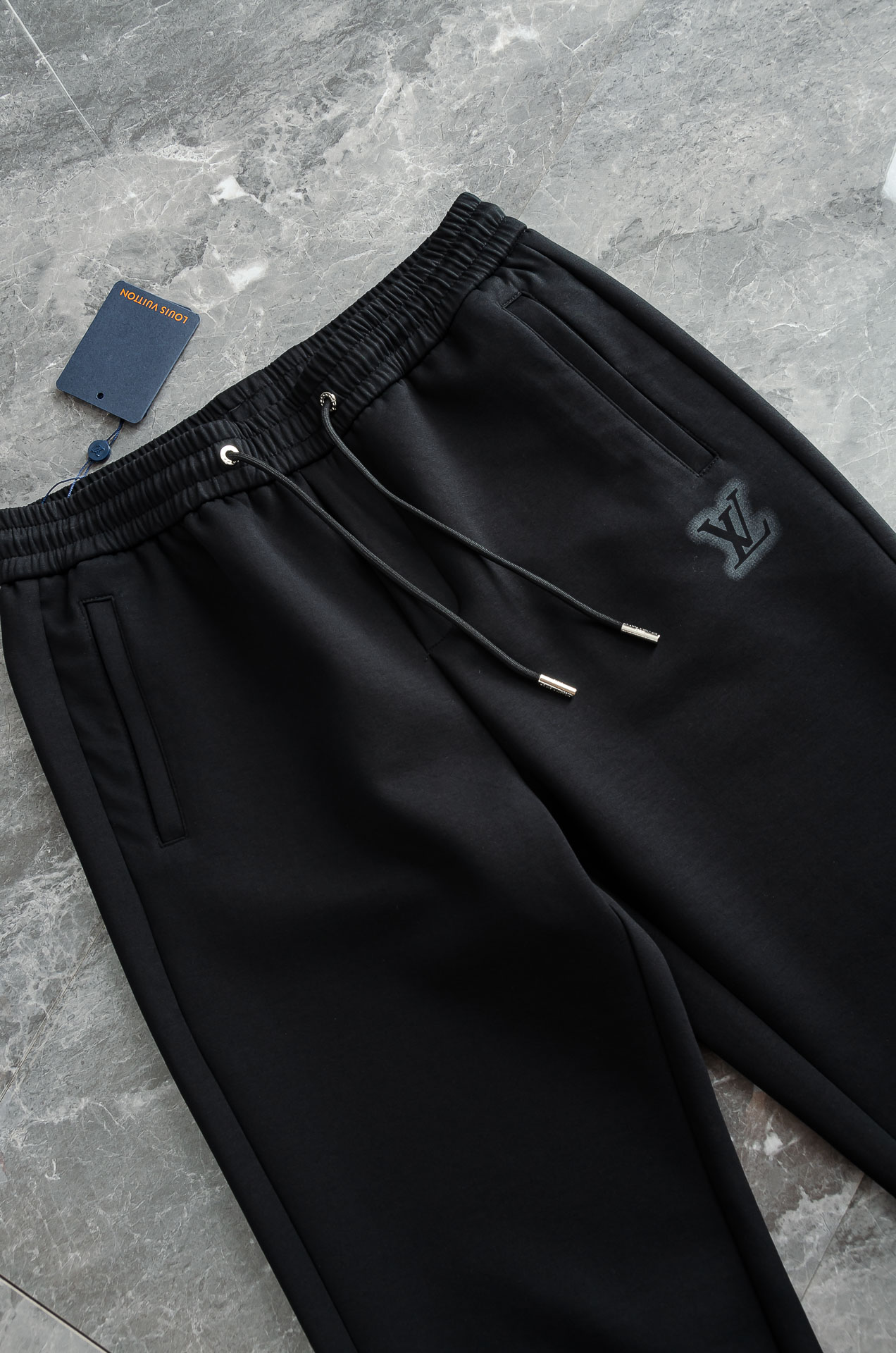 L/V 26FW精梳棉混纺挺括有型自带筋骨感抗皱性极强四面弹力包容性好弹力松紧腰搭配抽绳设计直筒立体裁剪