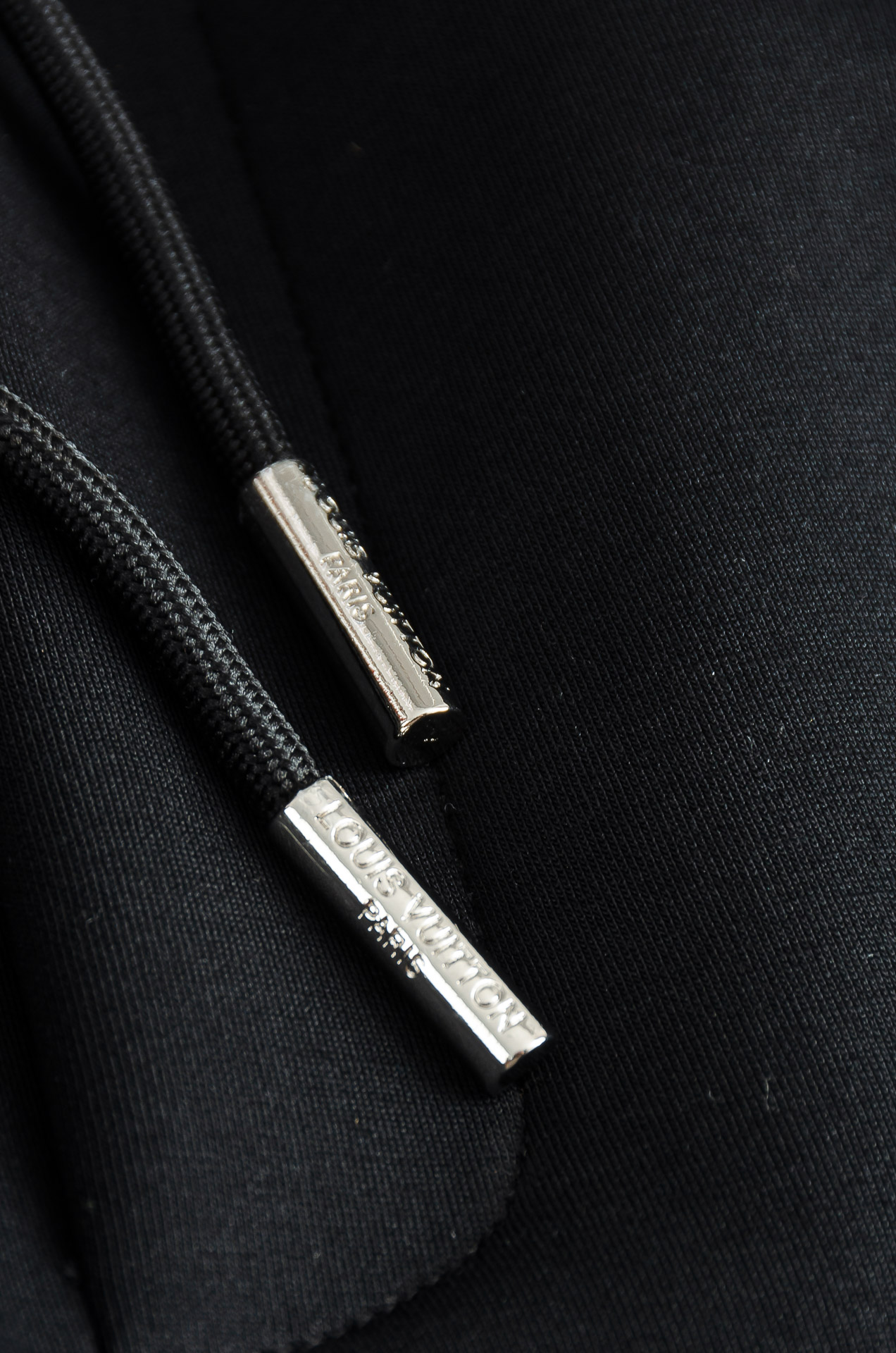 L/V 26FW精梳棉混纺挺括有型自带筋骨感抗皱性极强四面弹力包容性好弹力松紧腰搭配抽绳设计直筒立体裁剪