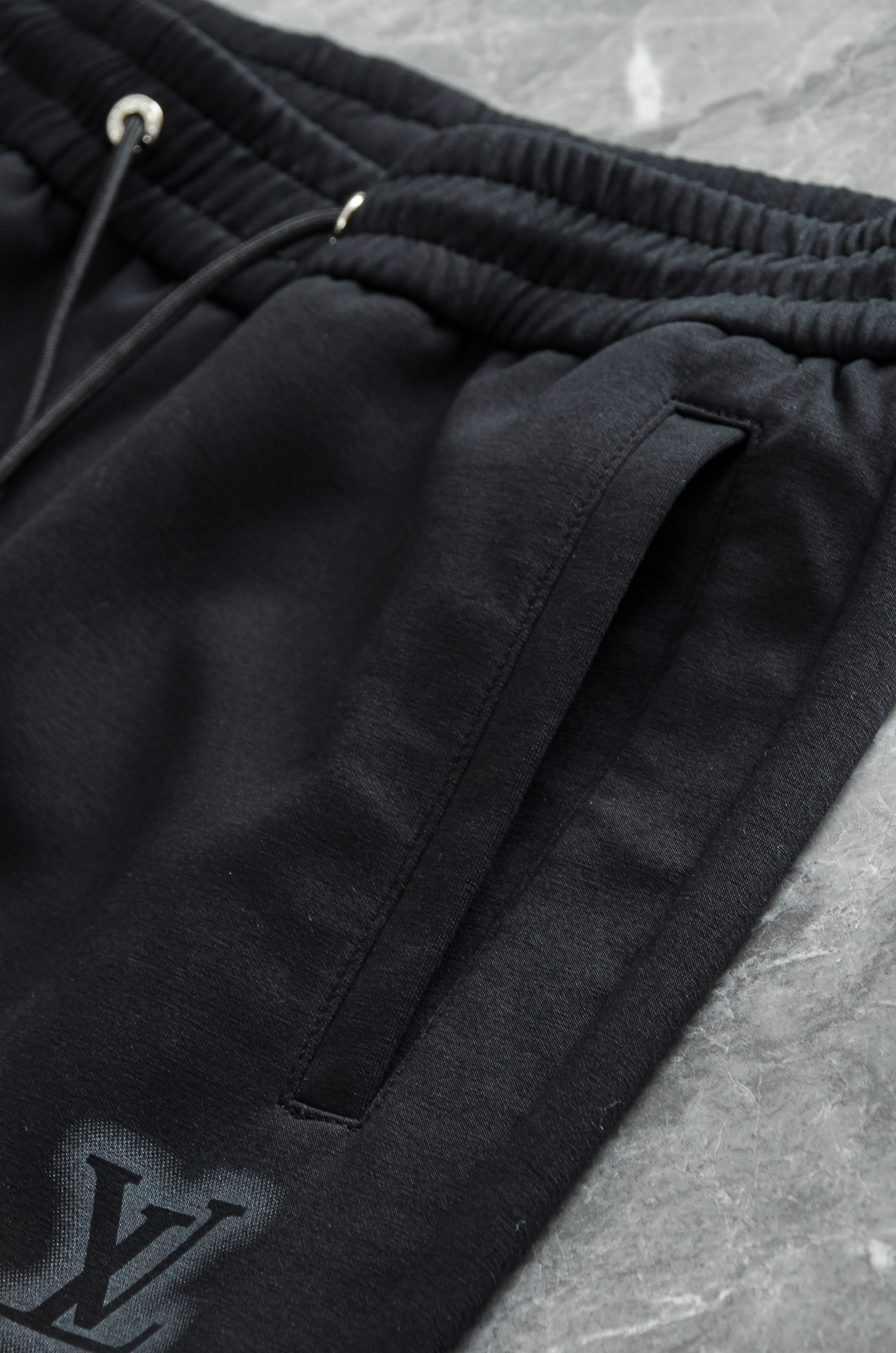 L/V 26FW精梳棉混纺挺括有型自带筋骨感抗皱性极强四面弹力包容性好弹力松紧腰搭配抽绳设计直筒立体裁剪