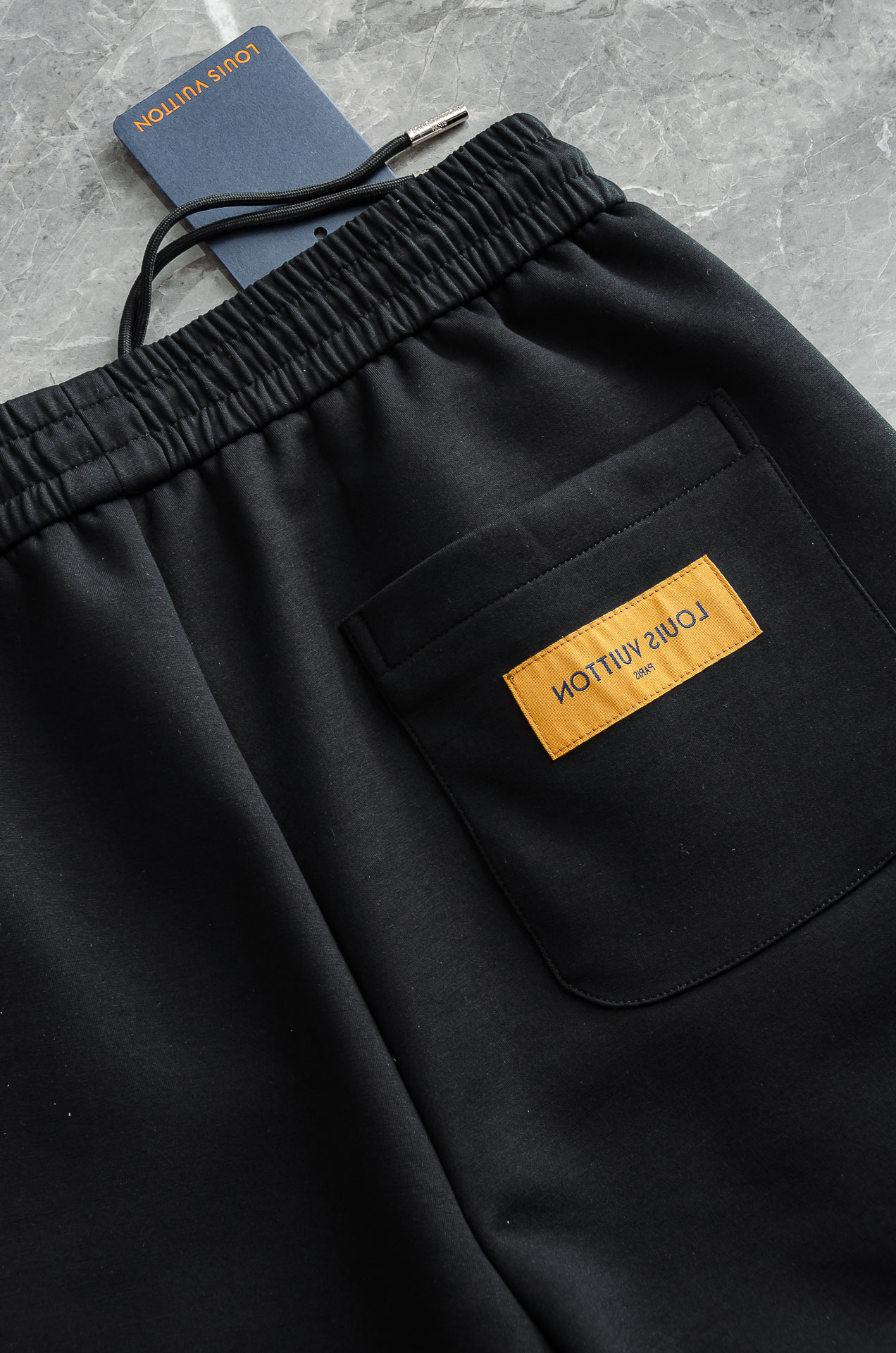 L/V 26FW精梳棉混纺挺括有型自带筋骨感抗皱性极强四面弹力包容性好弹力松紧腰搭配抽绳设计直筒立体裁剪