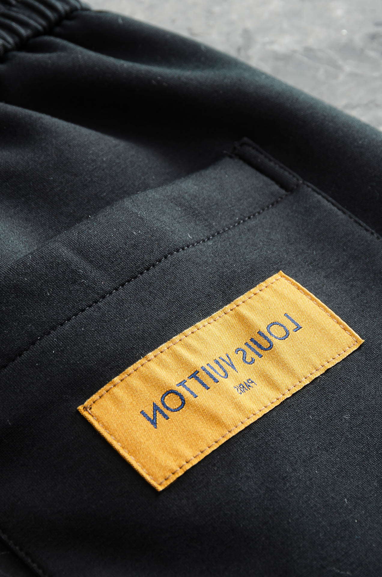 L/V 26FW精梳棉混纺挺括有型自带筋骨感抗皱性极强四面弹力包容性好弹力松紧腰搭配抽绳设计直筒立体裁剪