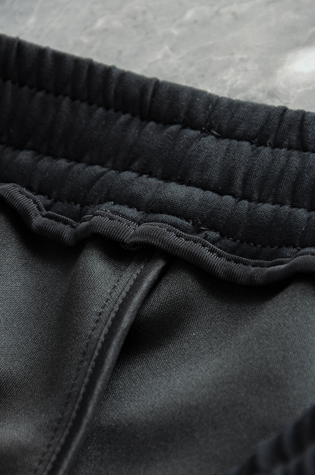 MONC*LER蒙/口26FW精梳棉混纺挺括有型自带筋骨感抗皱性极强四面弹力包容性好弹力松紧腰搭配抽绳设