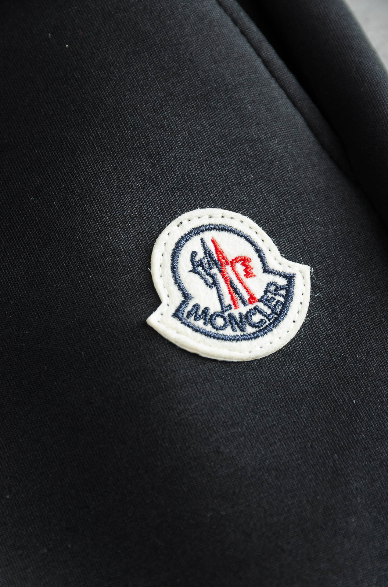 MONC*LER蒙/口26FW精梳棉混纺挺括有型自带筋骨感抗皱性极强四面弹力包容性好弹力松紧腰搭配抽绳设