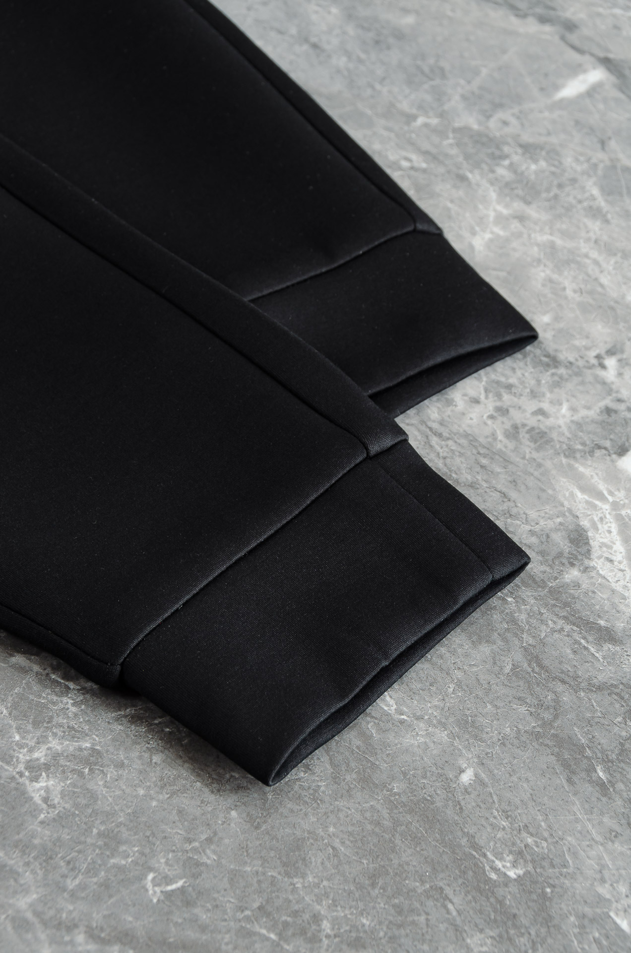 MONC*LER蒙/口26FW精梳棉混纺挺括有型自带筋骨感抗皱性极强四面弹力包容性好弹力松紧腰搭配抽绳设