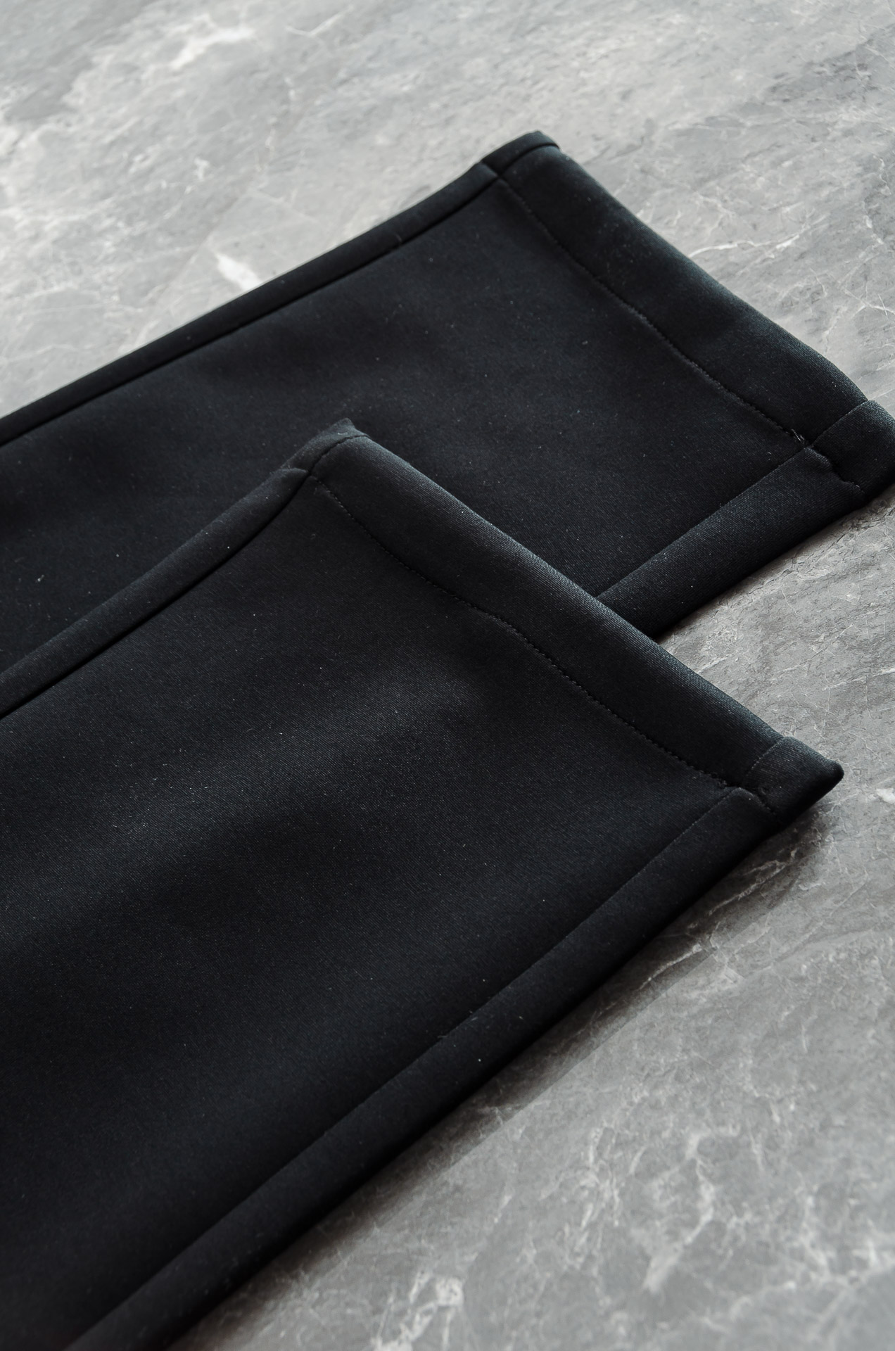 MONC*LER蒙/口26FW精梳棉混纺挺括有型自带筋骨感抗皱性极强四面弹力包容性好弹力松紧腰搭配抽绳设