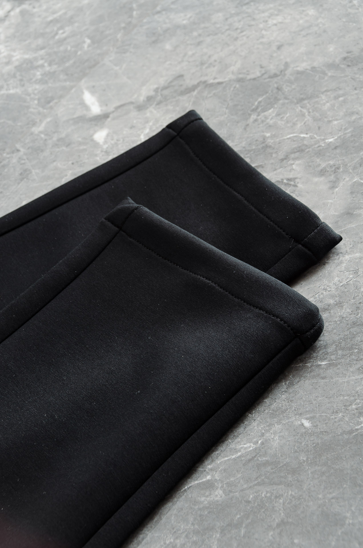 MONC*LER蒙/口26FW精梳棉混纺挺括有型自带筋骨感抗皱性极强四面弹力包容性好弹力松紧腰搭配抽绳设