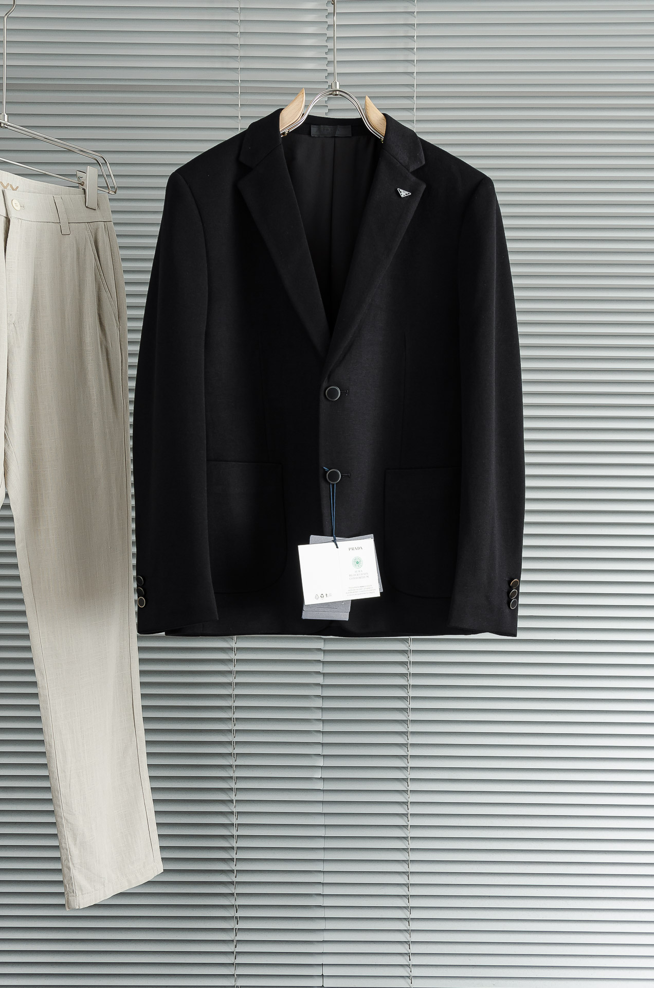 Pra＊da普拉＊达2026FW羊毛混纺胸标点缀男士商务休闲西服#舒适有弹力，区别于普通的西装面料，这个