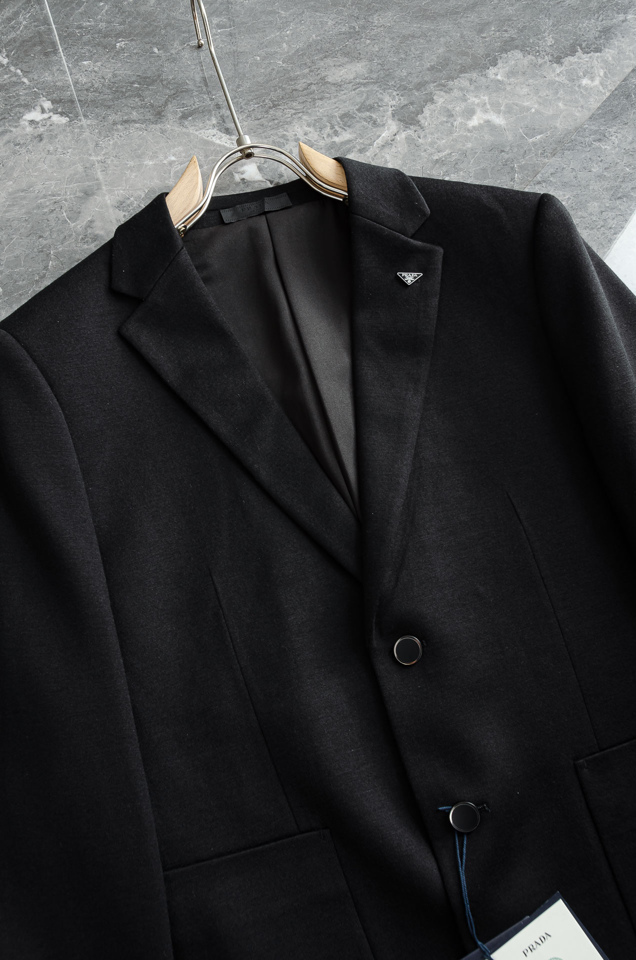 Pra＊da普拉＊达2026FW羊毛混纺胸标点缀男士商务休闲西服#舒适有弹力，区别于普通的西装面料，这个