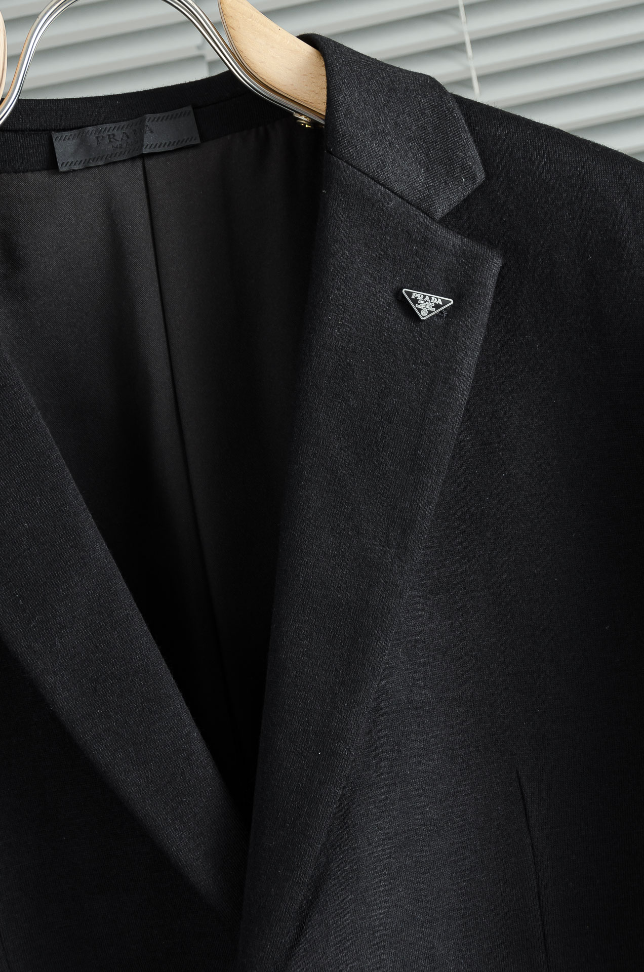 Pra＊da普拉＊达2026FW羊毛混纺胸标点缀男士商务休闲西服#舒适有弹力，区别于普通的西装面料，这个