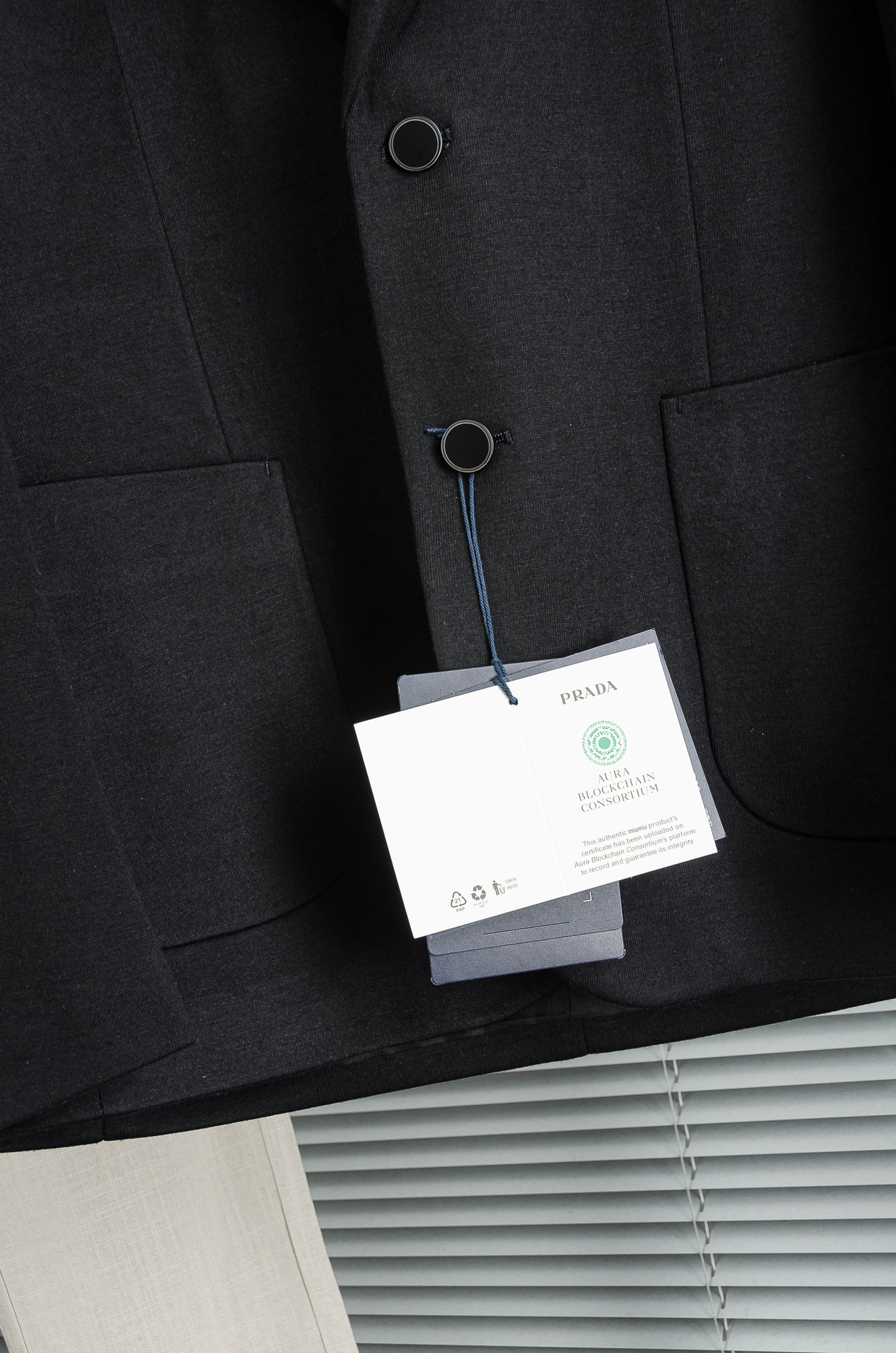 Pra＊da普拉＊达2026FW羊毛混纺胸标点缀男士商务休闲西服#舒适有弹力，区别于普通的西装面料，这个