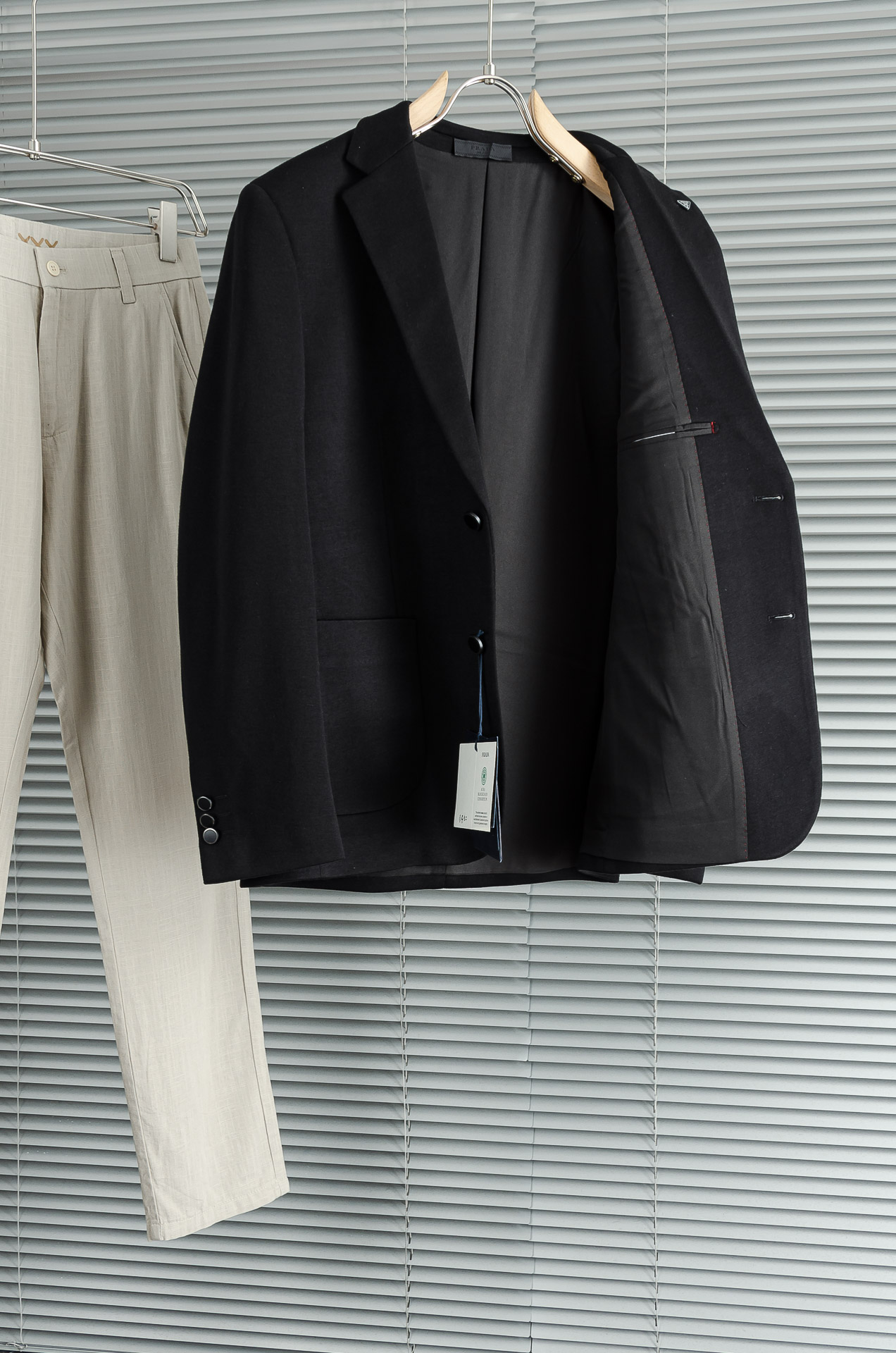 Pra＊da普拉＊达2026FW羊毛混纺胸标点缀男士商务休闲西服#舒适有弹力，区别于普通的西装面料，这个