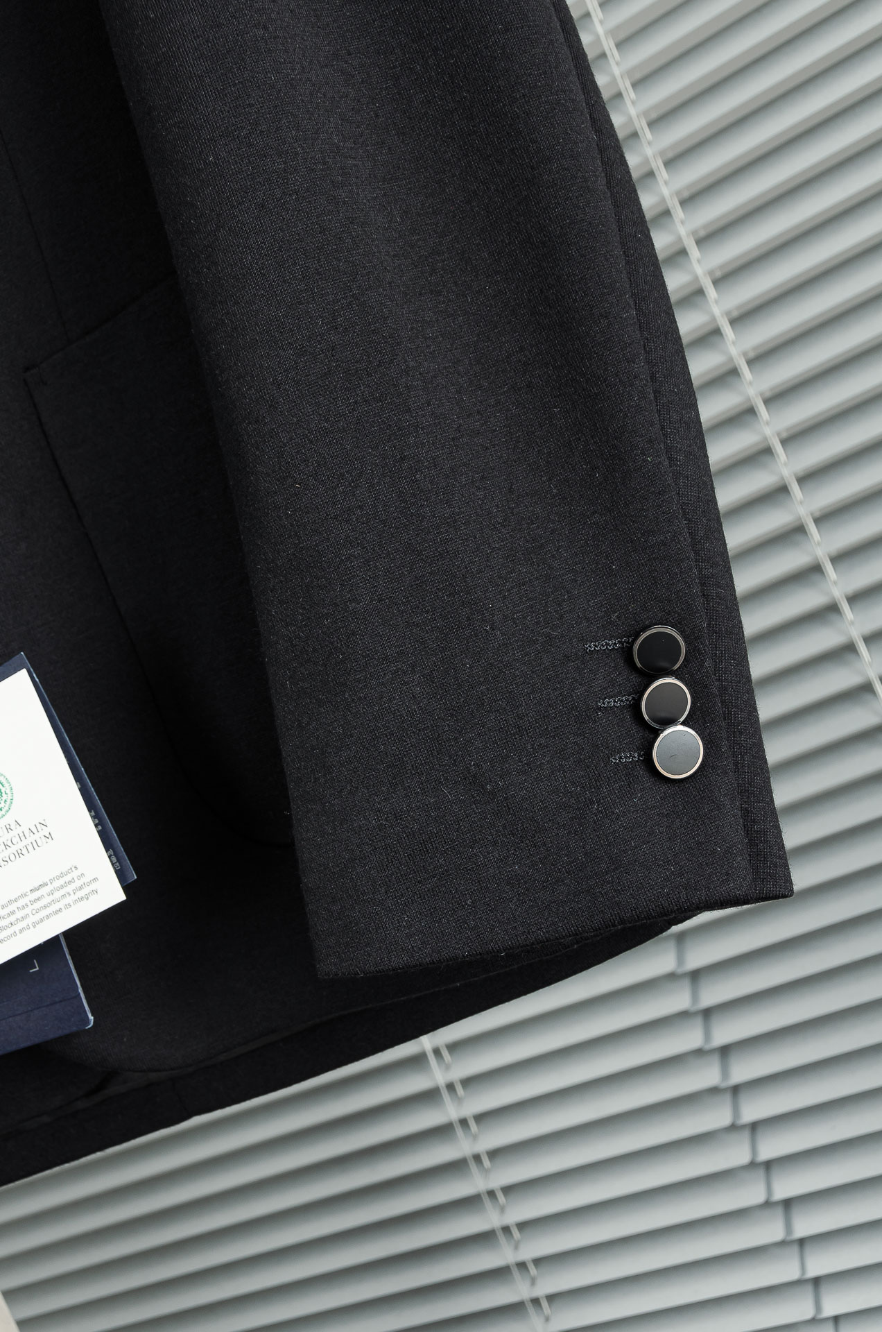 Pra＊da普拉＊达2026FW羊毛混纺胸标点缀男士商务休闲西服#舒适有弹力，区别于普通的西装面料，这个