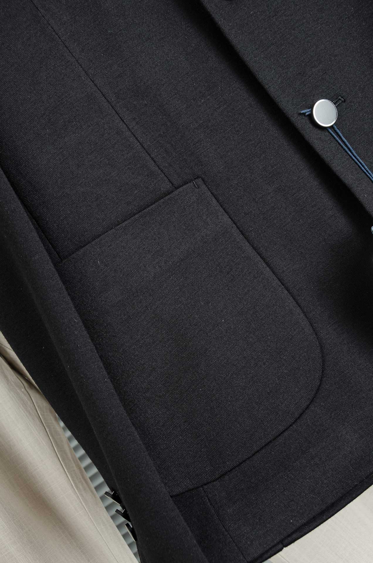 Pra＊da普拉＊达2026FW羊毛混纺胸标点缀男士商务休闲西服#舒适有弹力，区别于普通的西装面料，这个