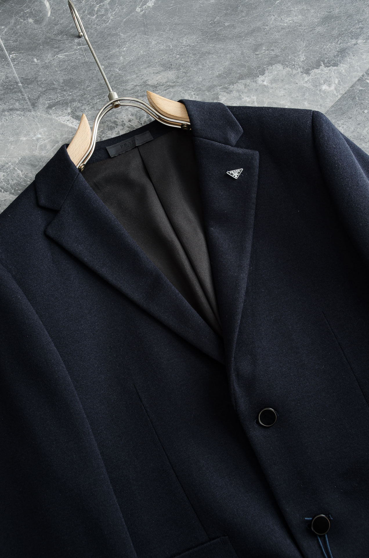 Pra＊da普拉＊达2026FW羊毛混纺胸标点缀男士商务休闲西服#舒适有弹力，区别于普通的西装面料，这个