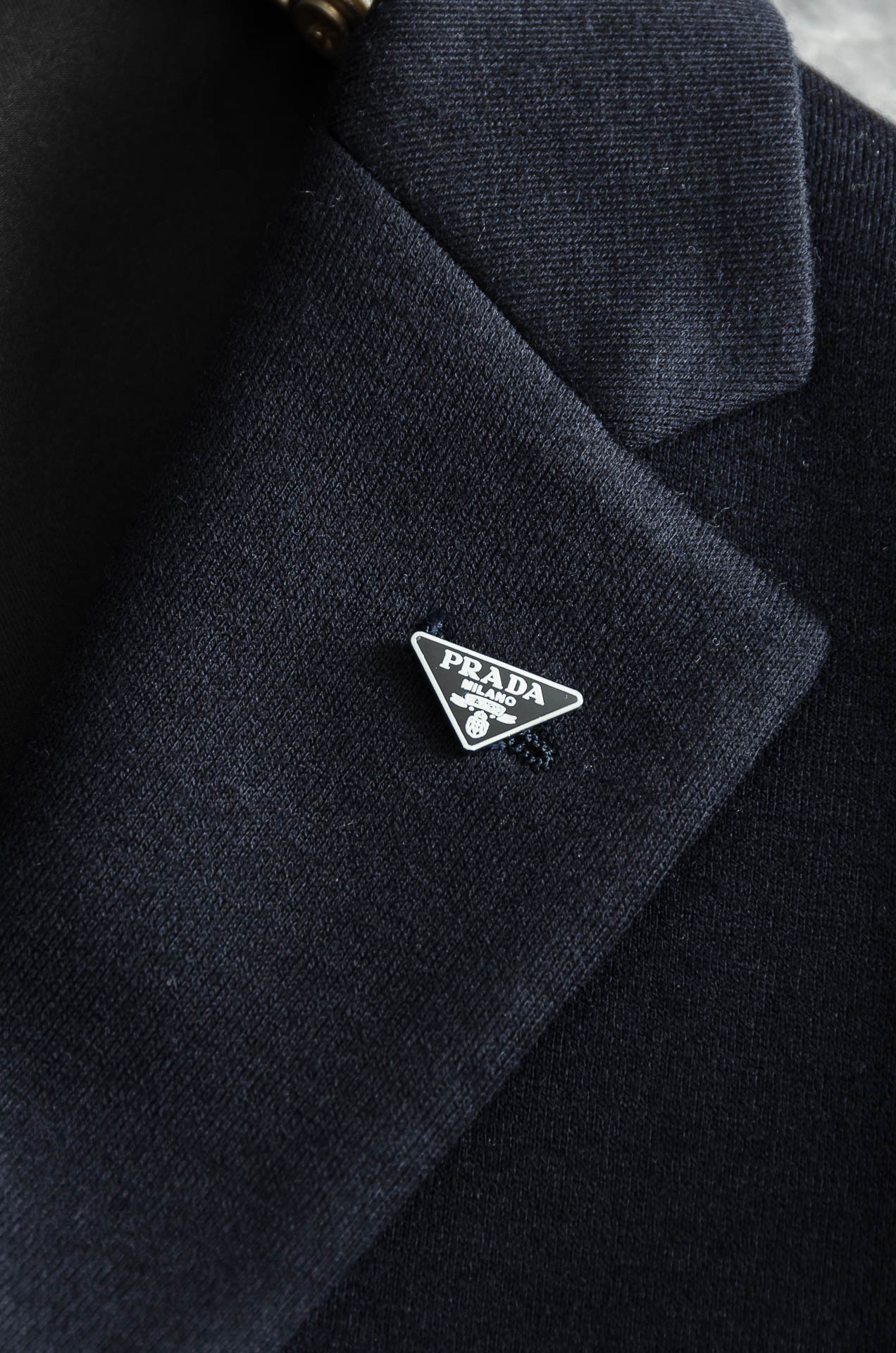 Pra＊da普拉＊达2026FW羊毛混纺胸标点缀男士商务休闲西服#舒适有弹力，区别于普通的西装面料，这个