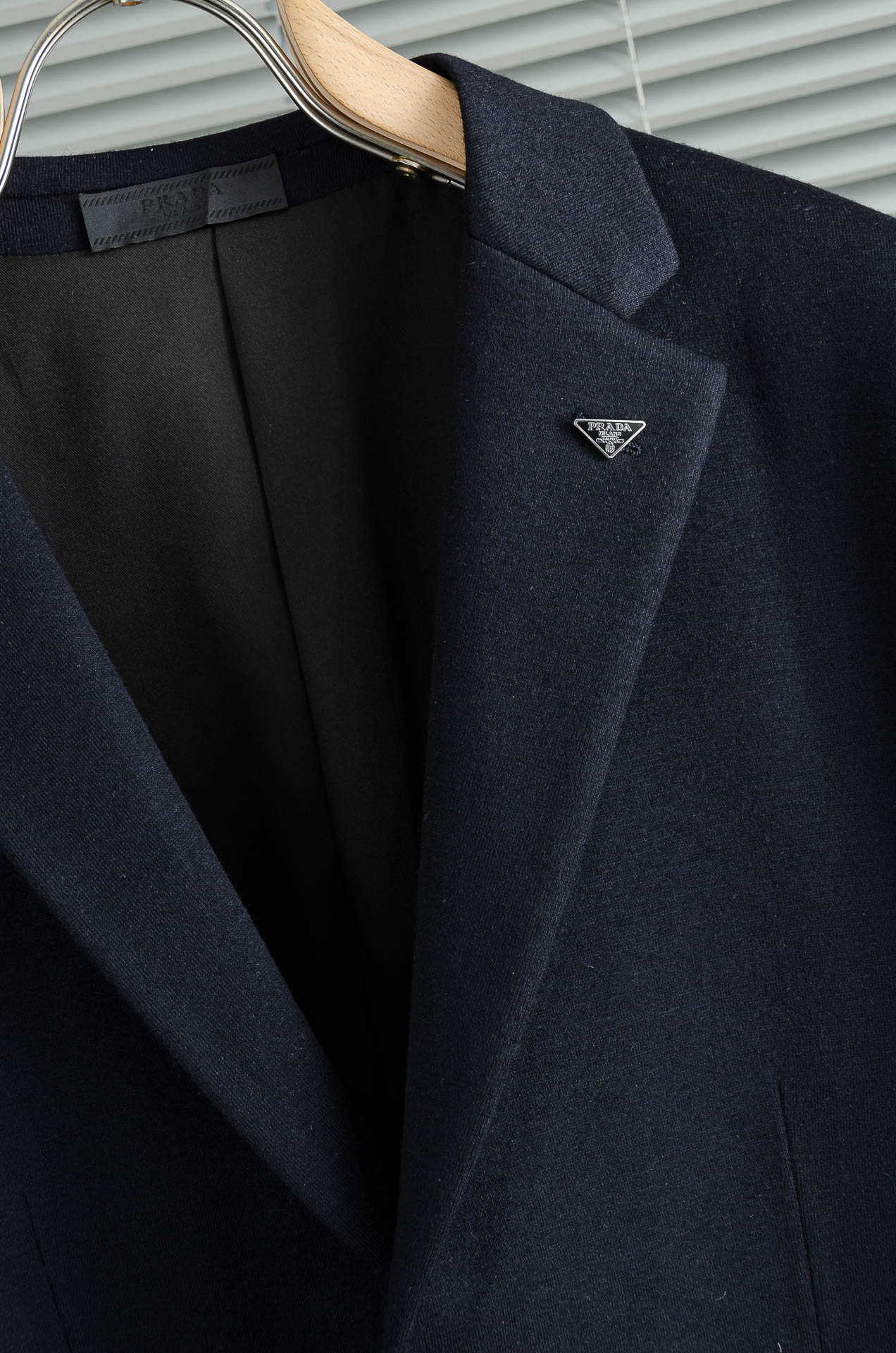 Pra＊da普拉＊达2026FW羊毛混纺胸标点缀男士商务休闲西服#舒适有弹力，区别于普通的西装面料，这个