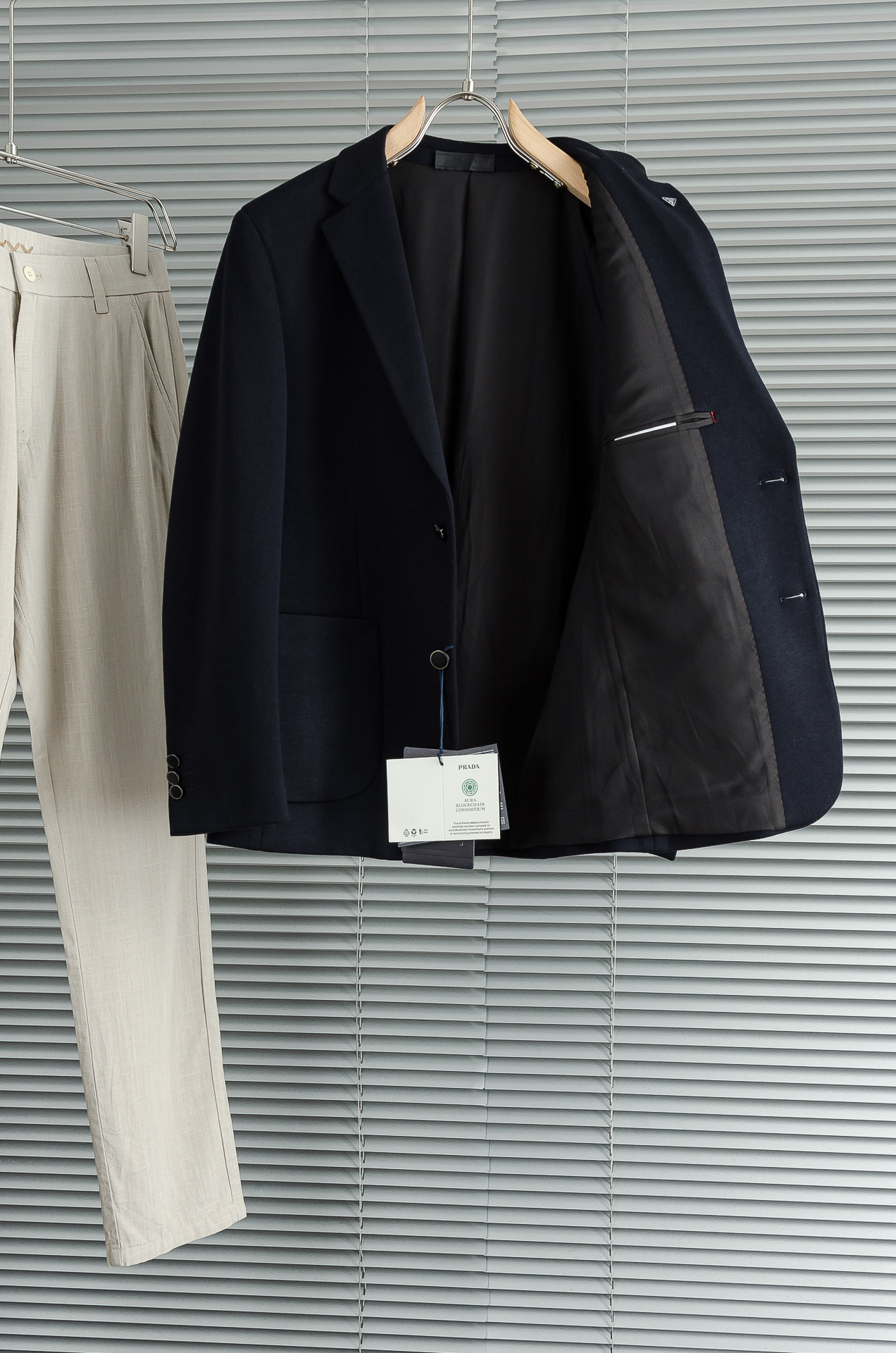 Pra＊da普拉＊达2026FW羊毛混纺胸标点缀男士商务休闲西服#舒适有弹力，区别于普通的西装面料，这个