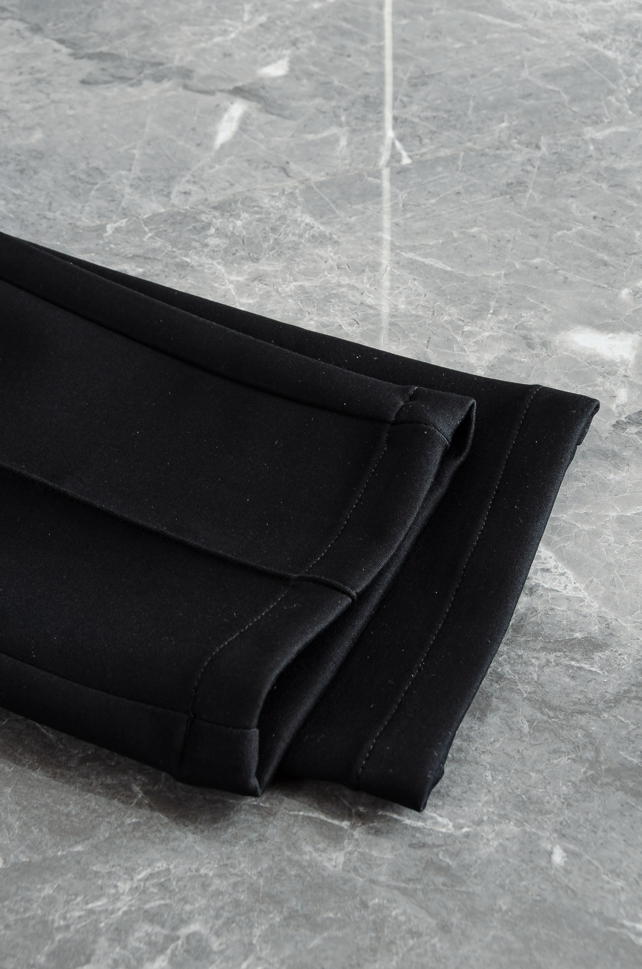 LOE＊WE罗意＊威 26FW精梳棉混纺挺括有型自带筋骨感抗皱性极强四面弹力包容性好弹力松紧腰搭配抽绳设