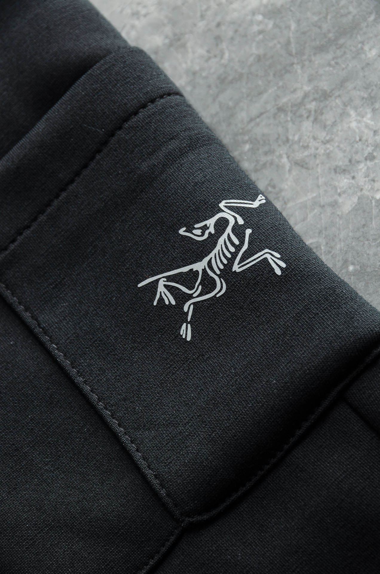 始祖鸟 26FW精梳棉混纺挺括有型自带筋骨感抗皱性极强四面弹力包容性好弹力松紧腰搭配抽绳设计立体裁剪上身