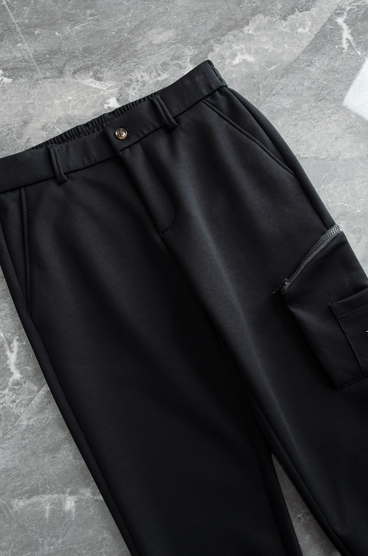 始祖鸟 26FW精梳棉混纺挺括有型自带筋骨感抗皱性极强四面弹力包容性好弹力松紧腰搭配抽绳设计立体裁剪上身