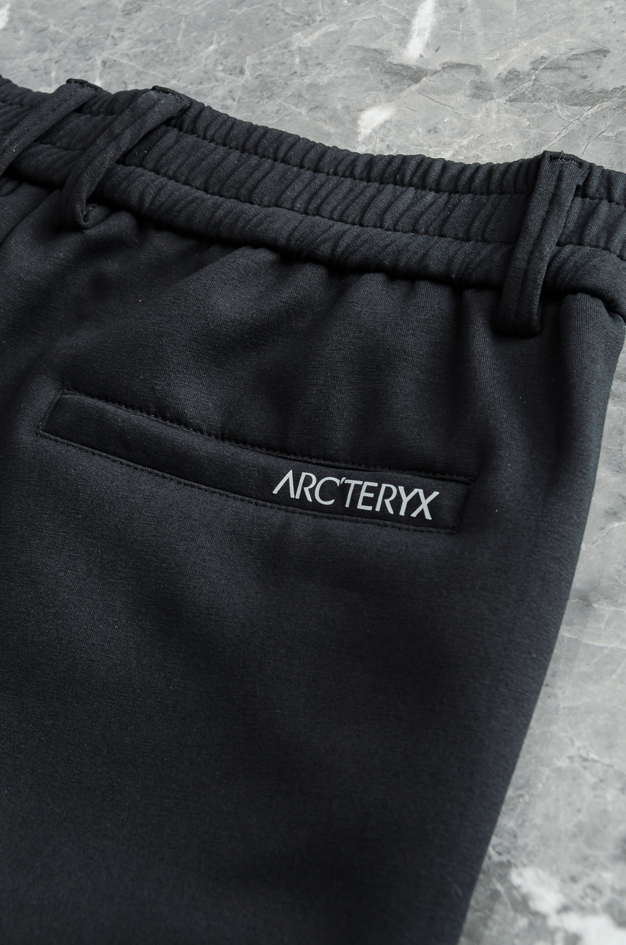 始祖鸟 26FW精梳棉混纺挺括有型自带筋骨感抗皱性极强四面弹力包容性好弹力松紧腰搭配抽绳设计立体裁剪上身