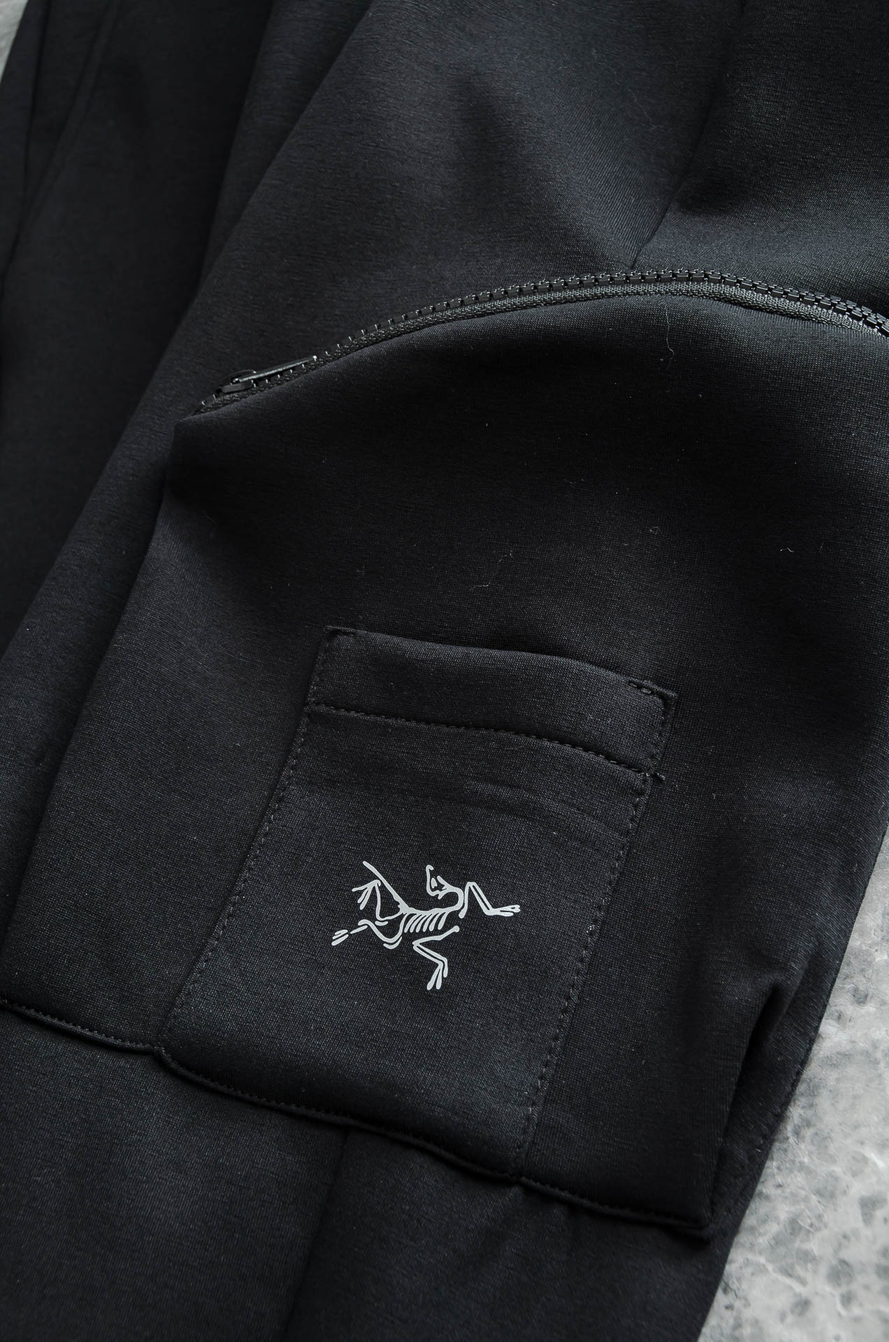 始祖鸟 26FW精梳棉混纺挺括有型自带筋骨感抗皱性极强四面弹力包容性好弹力松紧腰搭配抽绳设计立体裁剪上身