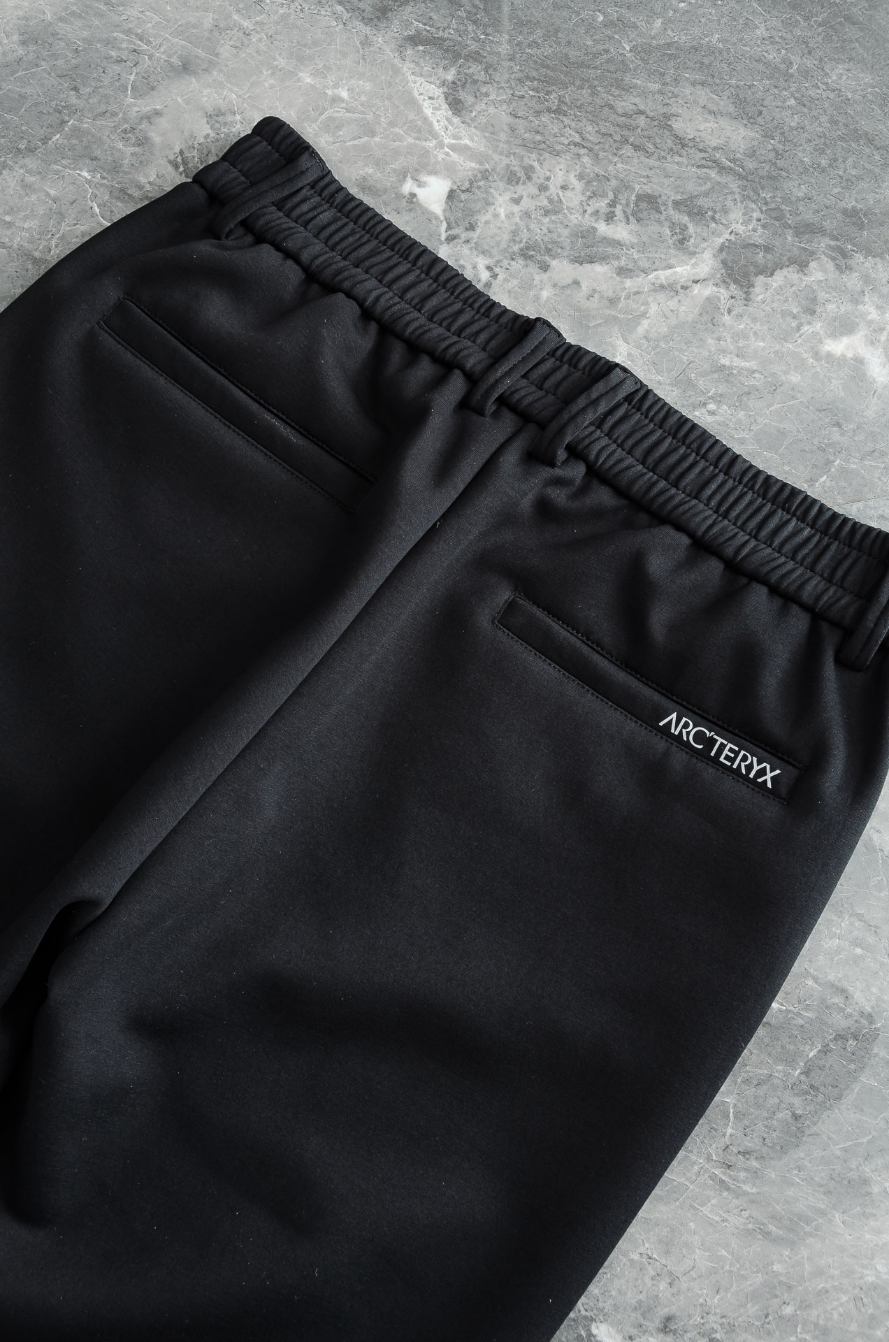 始祖鸟 26FW精梳棉混纺挺括有型自带筋骨感抗皱性极强四面弹力包容性好弹力松紧腰搭配抽绳设计立体裁剪上身